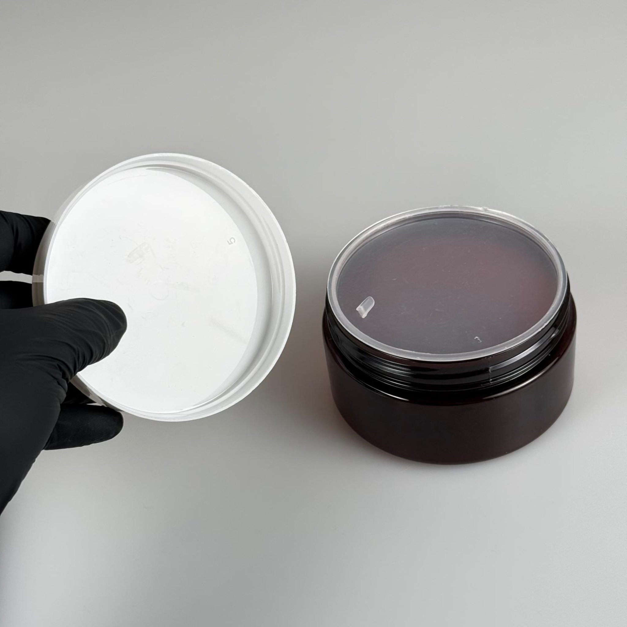 200 CC SERT PLASTİK AMBER KAVANOZ - BEYAZ KAPAKLI  + PLASTİK TIPALI TAKIM - 200 ML KAHVERENGİ KAVANOZ