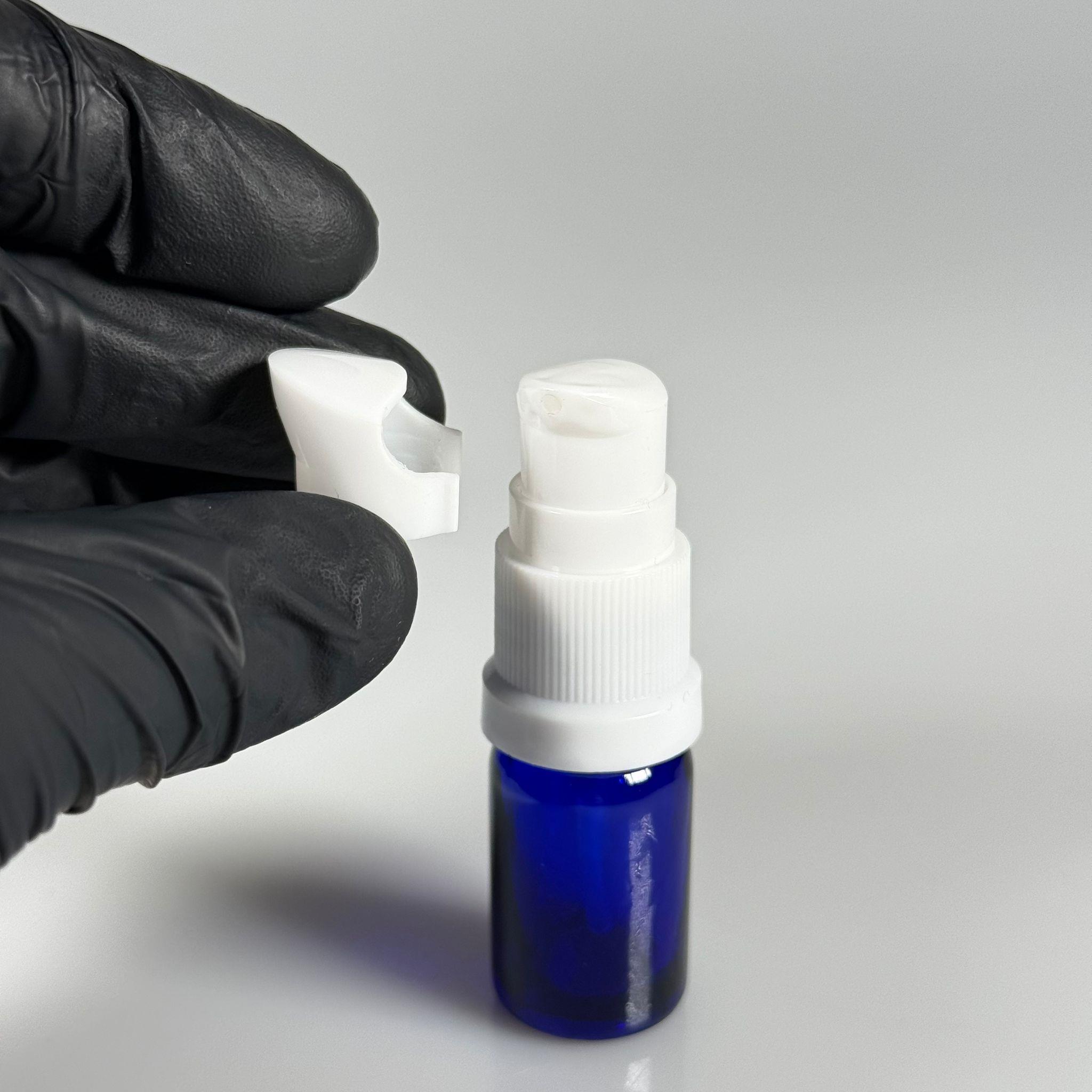 5 CC MAVİ CAM ŞİŞE - SIZDIRMAZ ETEKLİ BEYAZ LOSYON POMPALI TAKIM - 5 ML LOSYON ŞİŞESİ - YAĞ, KREM GİBİ YOĞUN KIVAMLI SIVILAR İÇİN CAM AMBALAJ