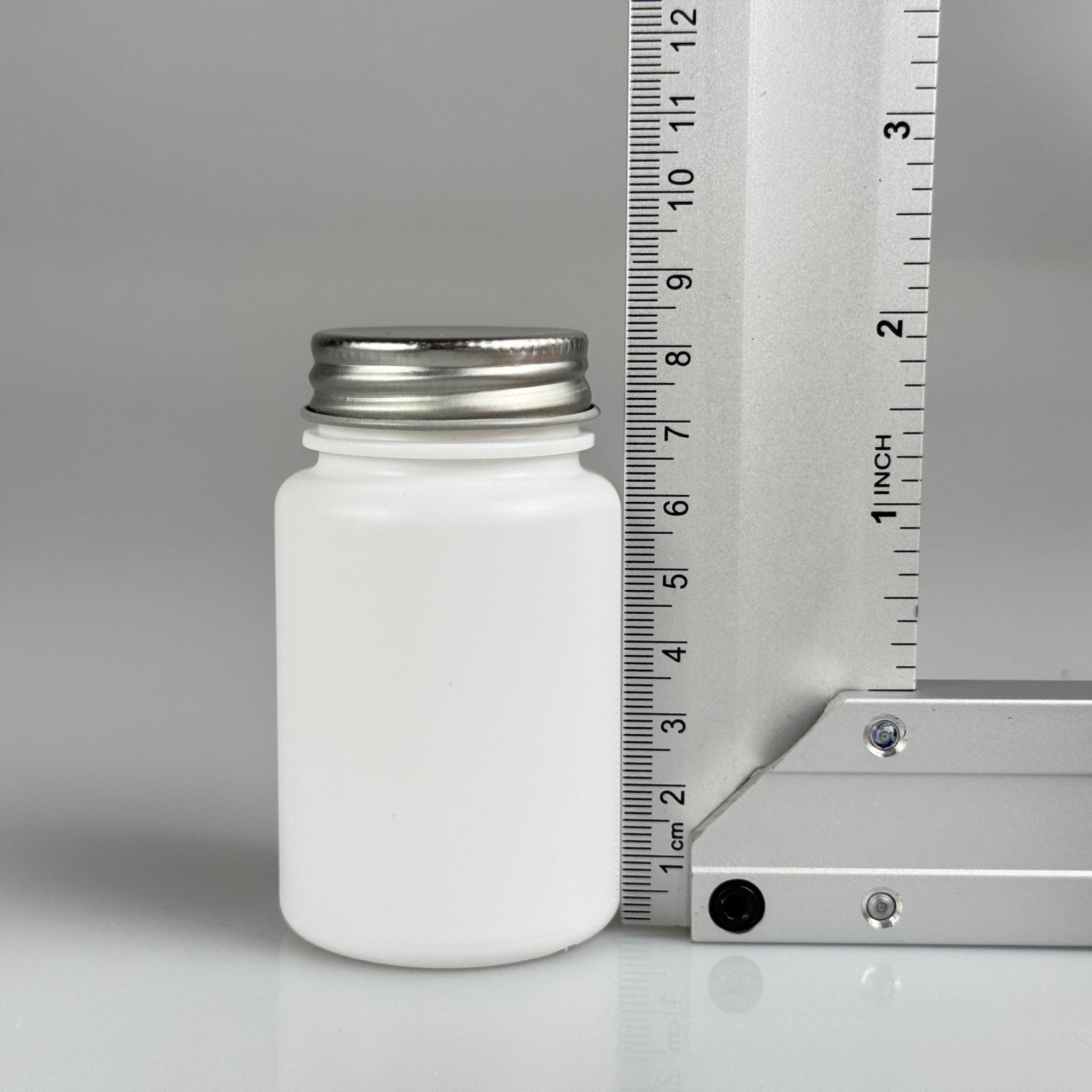 100 CC BEYAZ SERT POLİETİLEN ŞİŞE + GÜMÜŞ METAL KAPAKLI + KENDİNDEN YAPIŞKANLI KÖPÜK CONTALI - 100 ML POLİETİLEN ŞİŞE