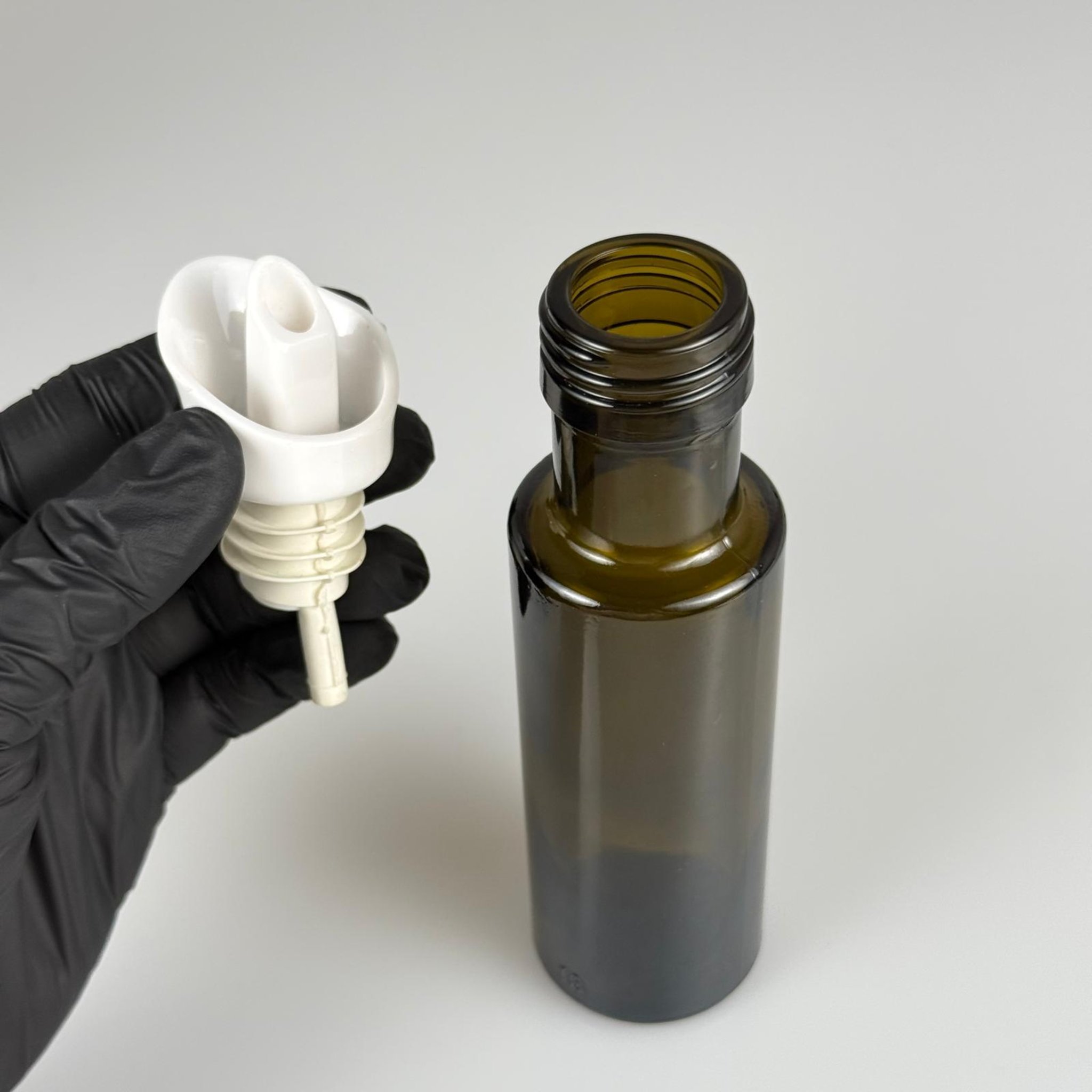 100 CC DORİKA CAM ŞİŞE KOYU YEŞİL (31 MM AĞIZ) - AKITICI BEYAZ YAĞDANLIK TIPALI - 100 ML SİLİNDİR DORİCA YAĞ VE SOS ŞİŞELERİ