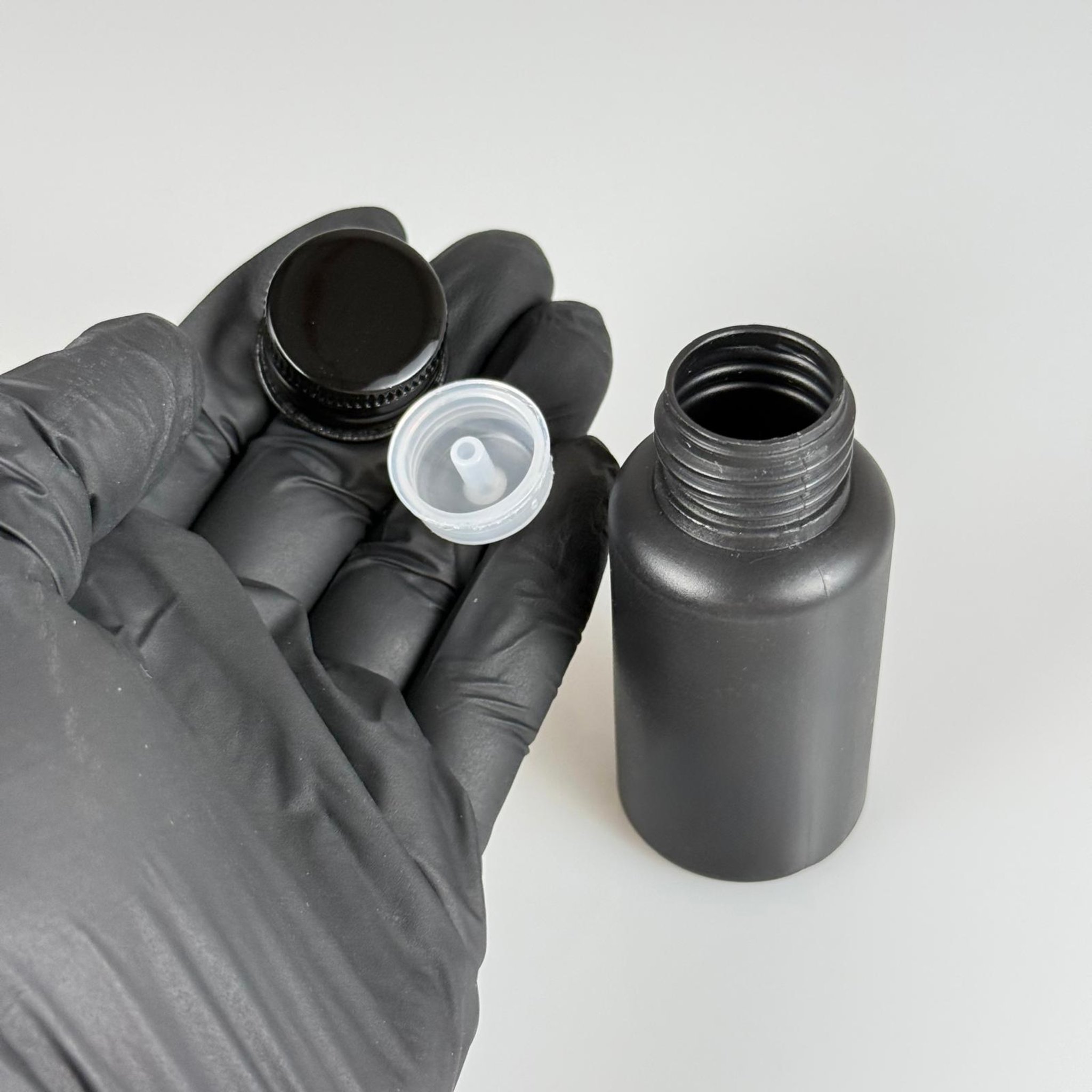 50 CC SİYAH POLİETİLEN PLASTİK ASETON ŞİŞESİ ( 24 AĞIZ ) + KÖPÜK CONTALI SİYAH METAL ALÜMİNYUM KAPAK + KOLONYA TIPALI TAKIM - 50 ML KAPAKLI SİYAH PLASTİK ŞİŞELER