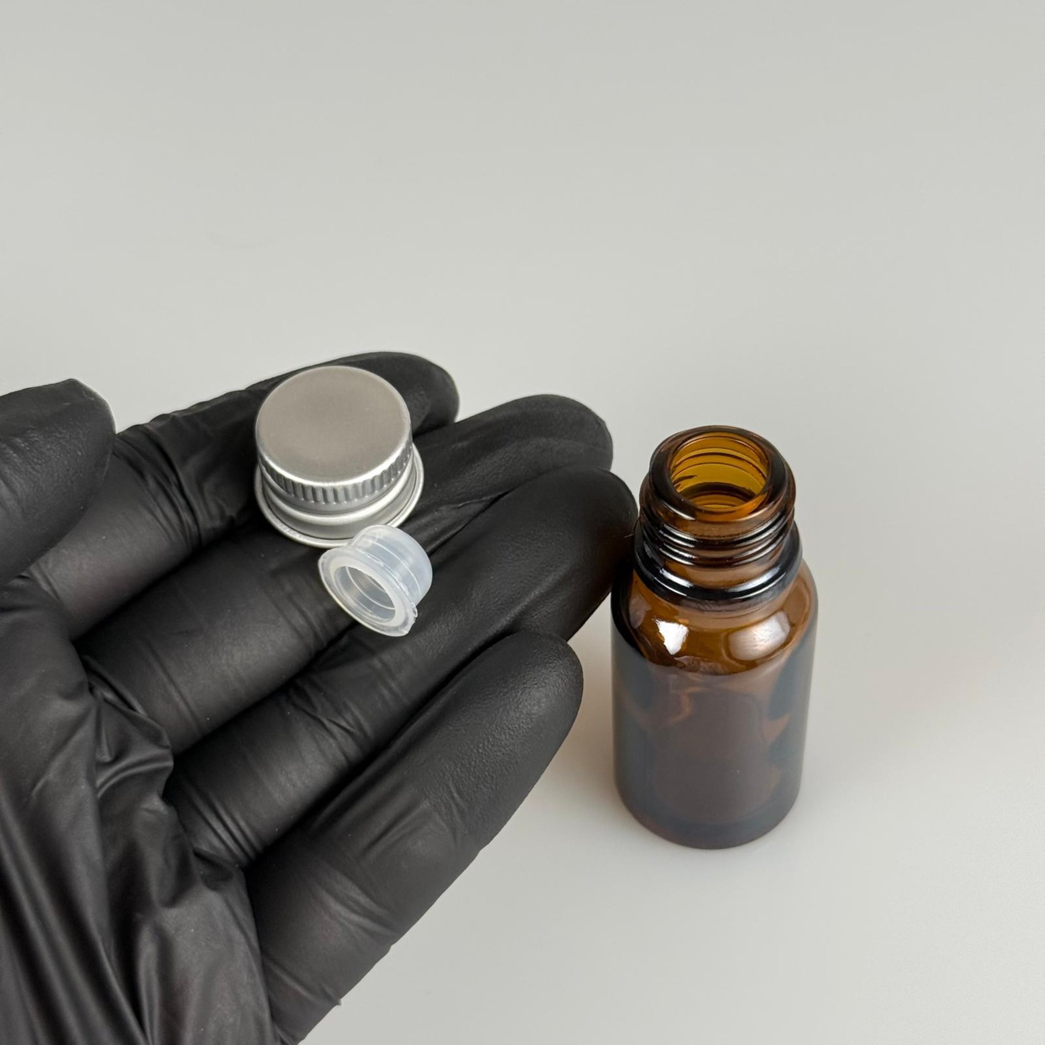 10 CC AMBER CAM ŞİŞE + KÖPÜK CONTALI GÜMÜŞ ALÜMİNYUM METAL KAPAKLI + KÖR TIPALI TAKIM - 10 ML KAHVERENGİ CAM ŞİŞE