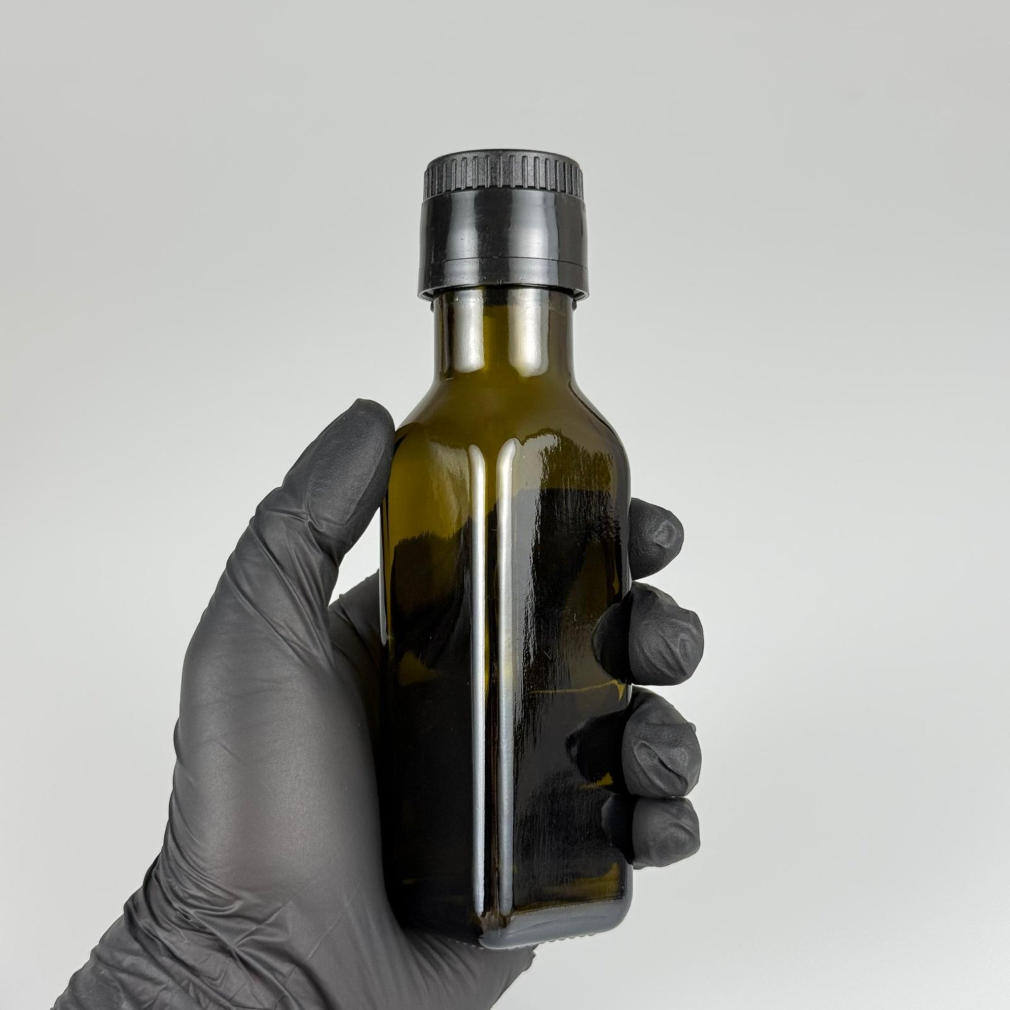 100 CC MARASKA CAM ŞİŞE KOYU YEŞİL (31 MM AĞIZ) - AKITICILI SİYAH KİLİTLİ KAPAKLI - 100 ML KÖŞELİ KARE MARASCA YAĞ VE SOS ŞİŞELERİ