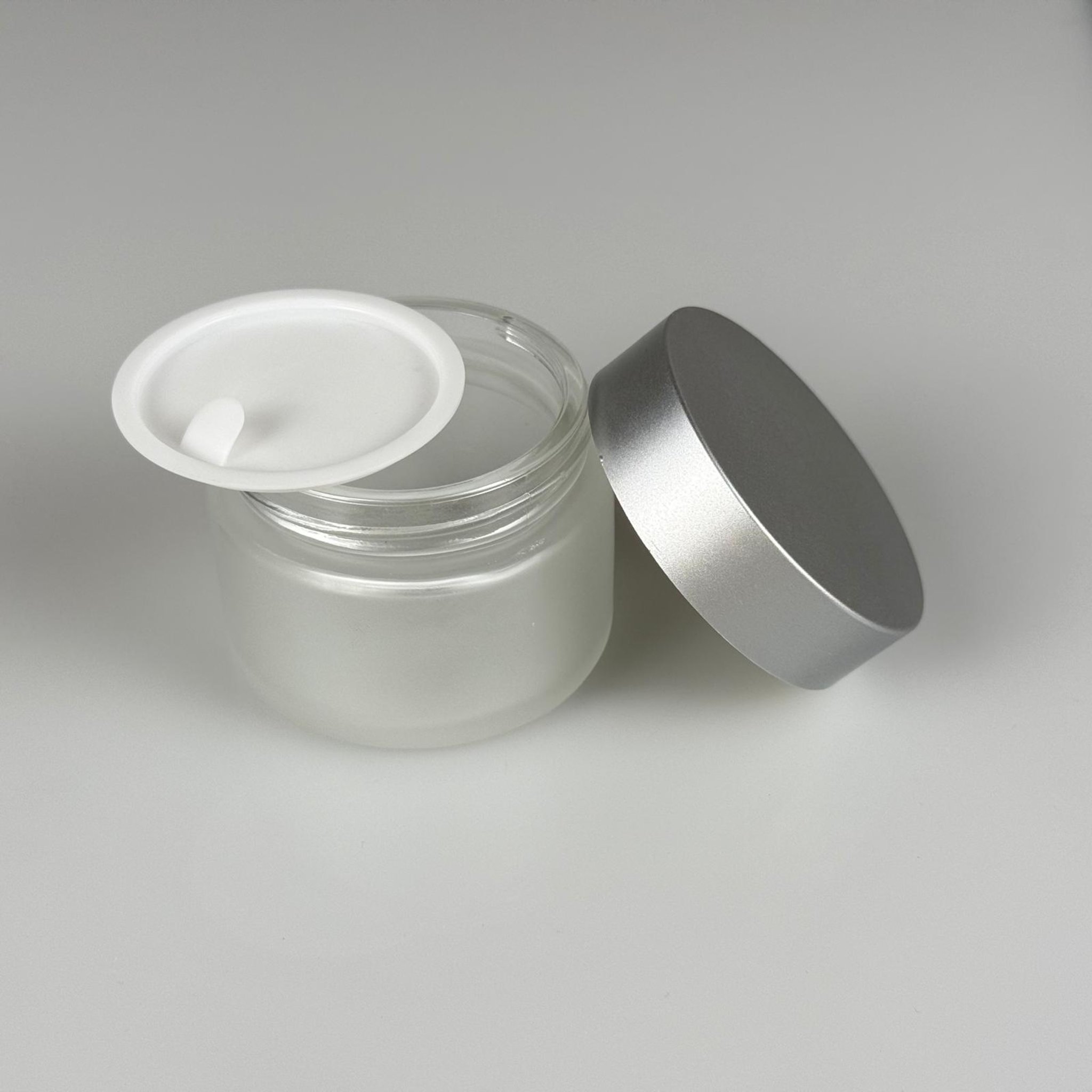 50 CC BUZLU CAM KREM KAVANOZU + YALDIZLI GÜMÜŞ KAPAK + İÇ TIPA - 50 ML Kozmetik ve Bakım Ürünleri İçin Cam Kavanozları