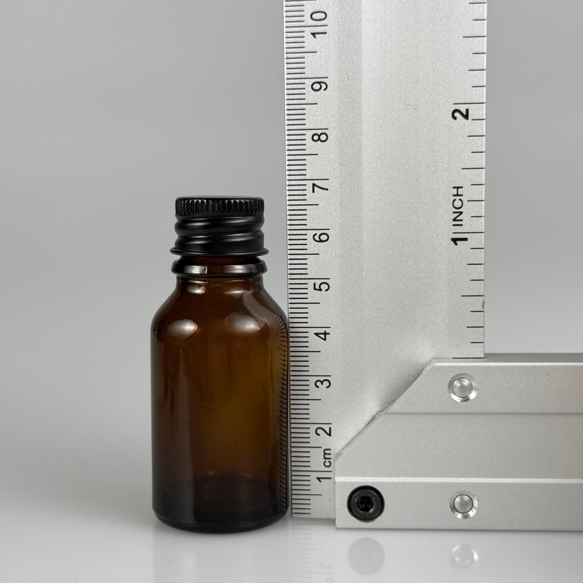 15 CC AMBER CAM ŞİŞE + KÖPÜK CONTALI SİYAH ALÜMİNYUM METAL KAPAKLI + DAMLALIKLI KOLONYA TIPALI TAKIM - 15 ML KAHVERENGİ CAM ŞİŞE