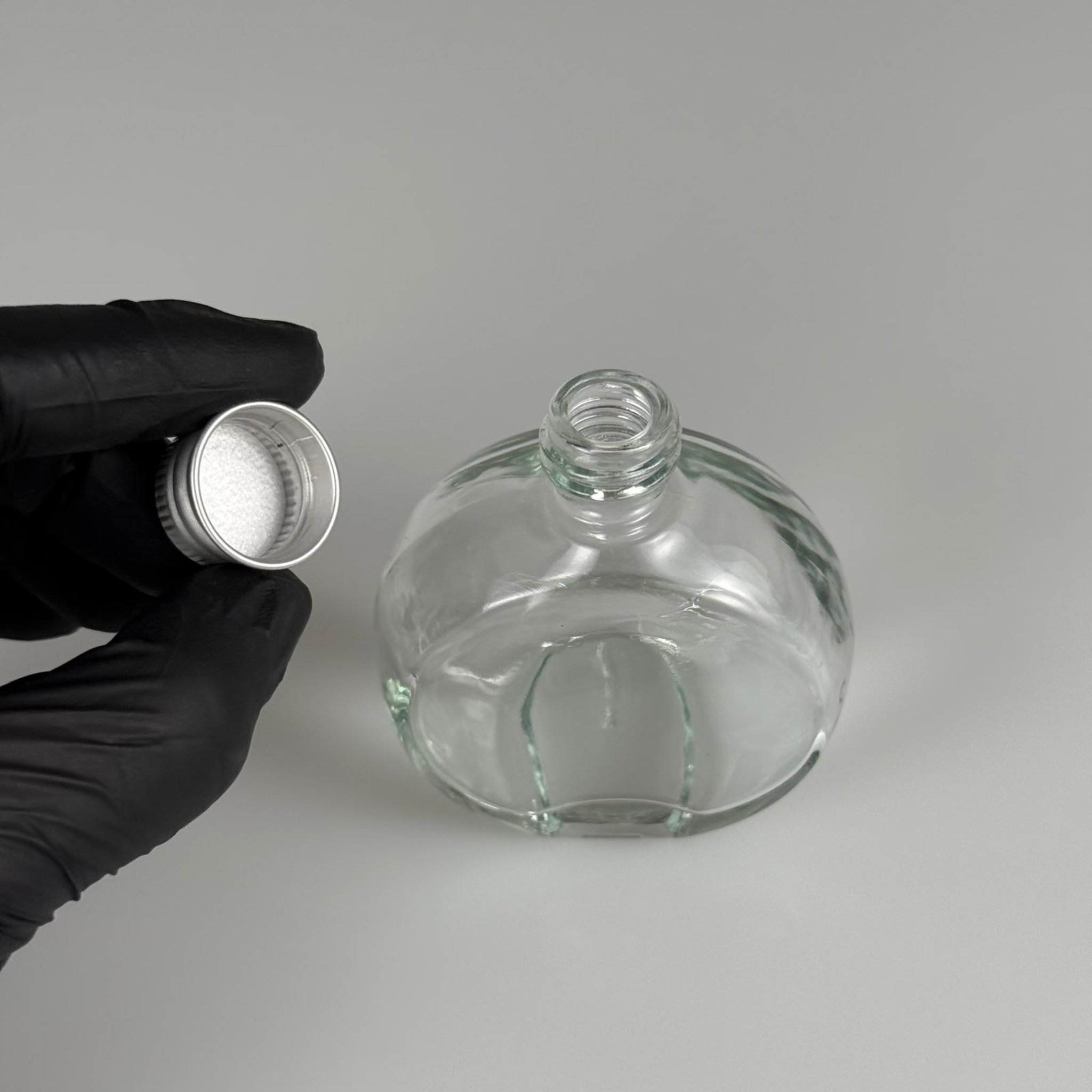 50 CC OVAL YASSI YUVARLAK CAM ŞİŞE + GÜMÜŞ ALÜMİNYUM METAL KAPAKLI TAKIM - 50 ML ŞEFFAF CAM ŞİŞE