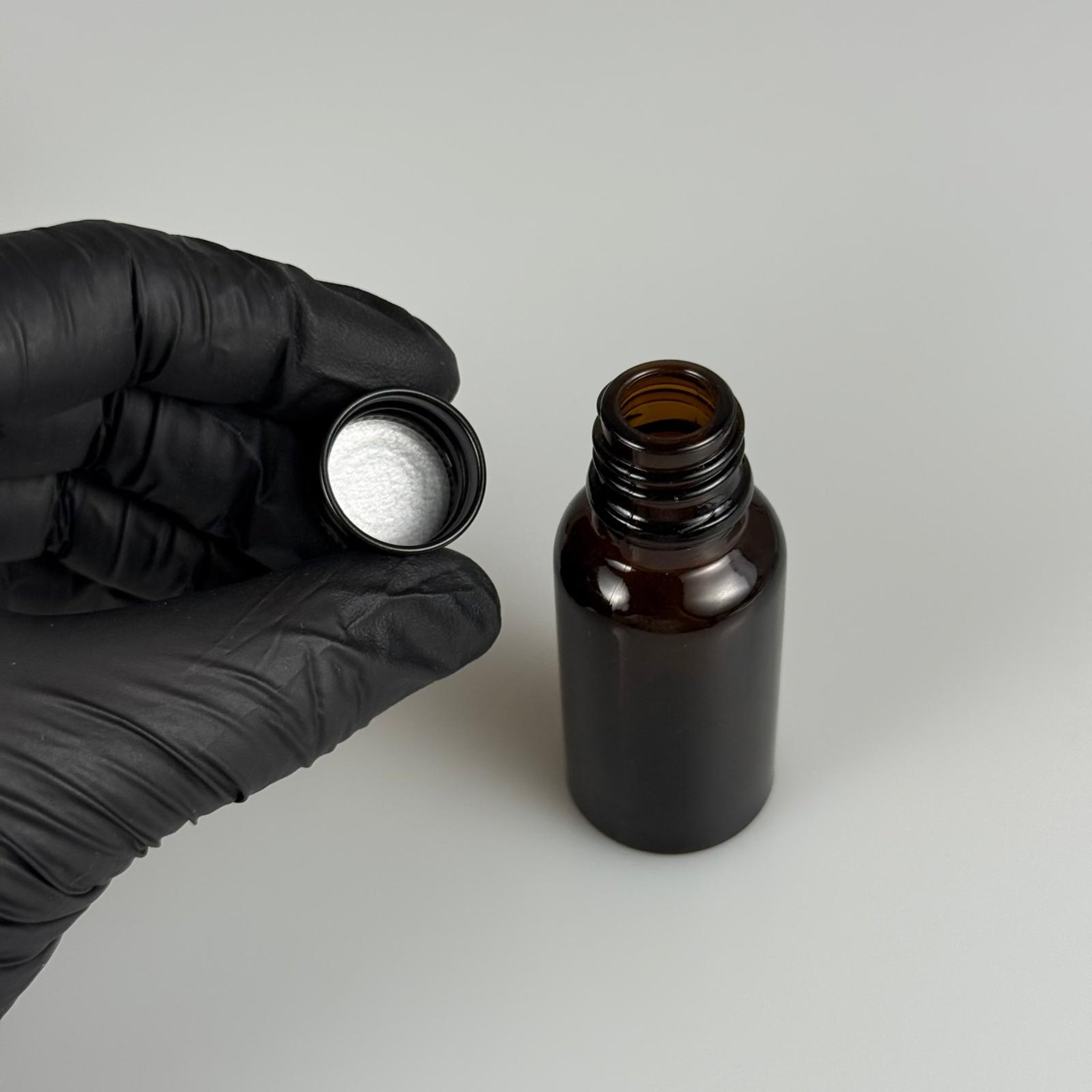 20 CC AMBER CAM ŞİŞE + KÖPÜK CONTALI SİYAH ALÜMİNYUM METAL KAPAKLI TAKIM - 20 ML KAHVERENGİ CAM ŞİŞE