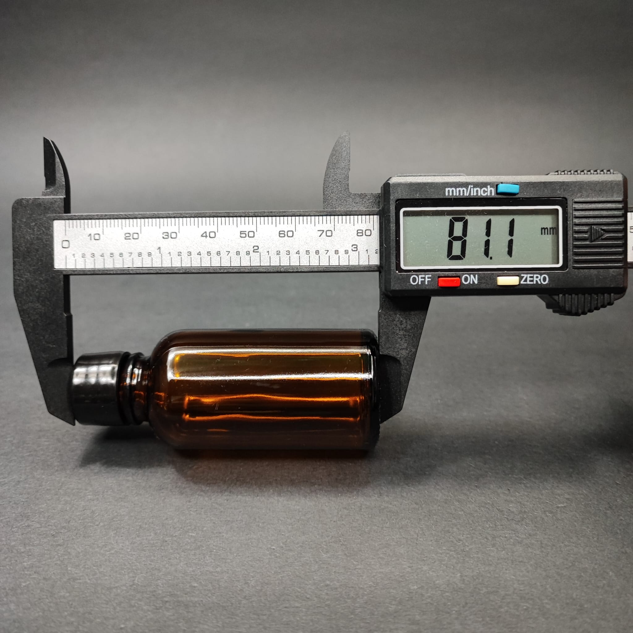 30 CC AMBER CAM ŞİŞE + KENDİNDEN CONTALI SIZDIRMAZ SİYAH KAPAK - 30 ML KAPAKLI KAHVERENGİ CAM ŞİŞE