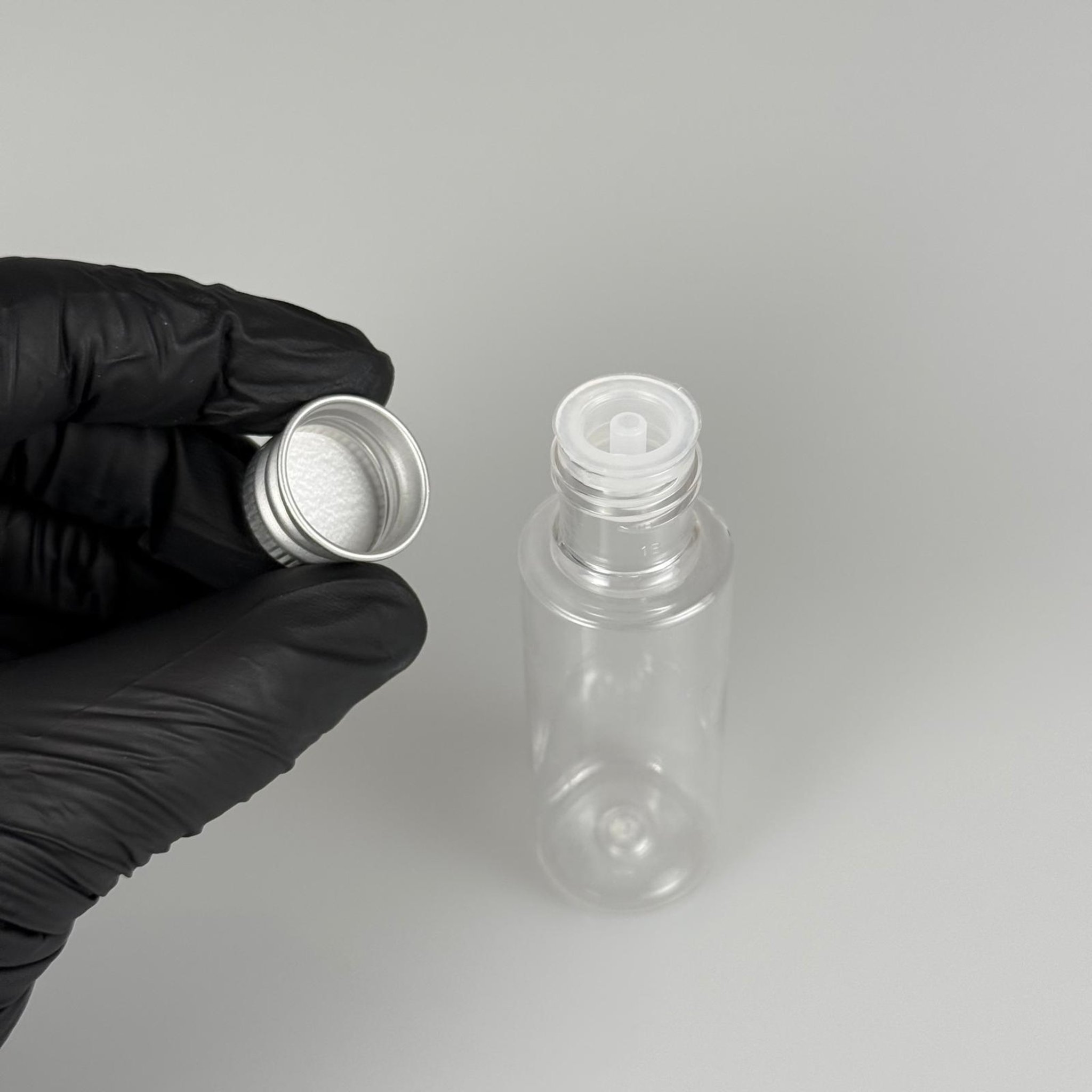 30 CC ŞEFFAF SİLİNDİR UZUN MODEL PET ŞİŞE + KÖPÜK CONTALI GÜMÜŞ ALÜMİNYUM METAL KAPAKLI + DAMLALIKLI KOLONYA TIPALI TAKIM - 30 ML PLASTİK ŞİŞE
