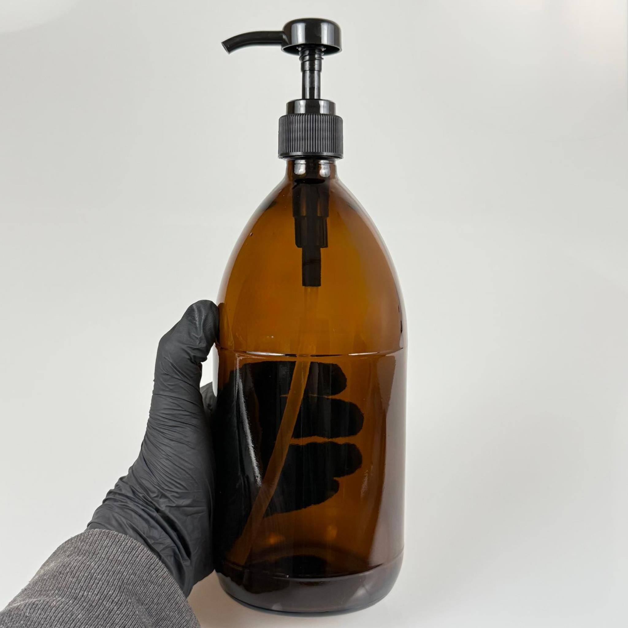 1000 CC AMBER CAM ŞİŞE - SİYAH DOZAJ POMPALI (HER BASMADA 4 CC SIVI ATAR) - 1000 ML POMPALI ŞİŞE - ŞURUP, ŞAMPUAN, KREM GİBİ YOĞUN KIVAMLI SIVILARDA KULLANILIR