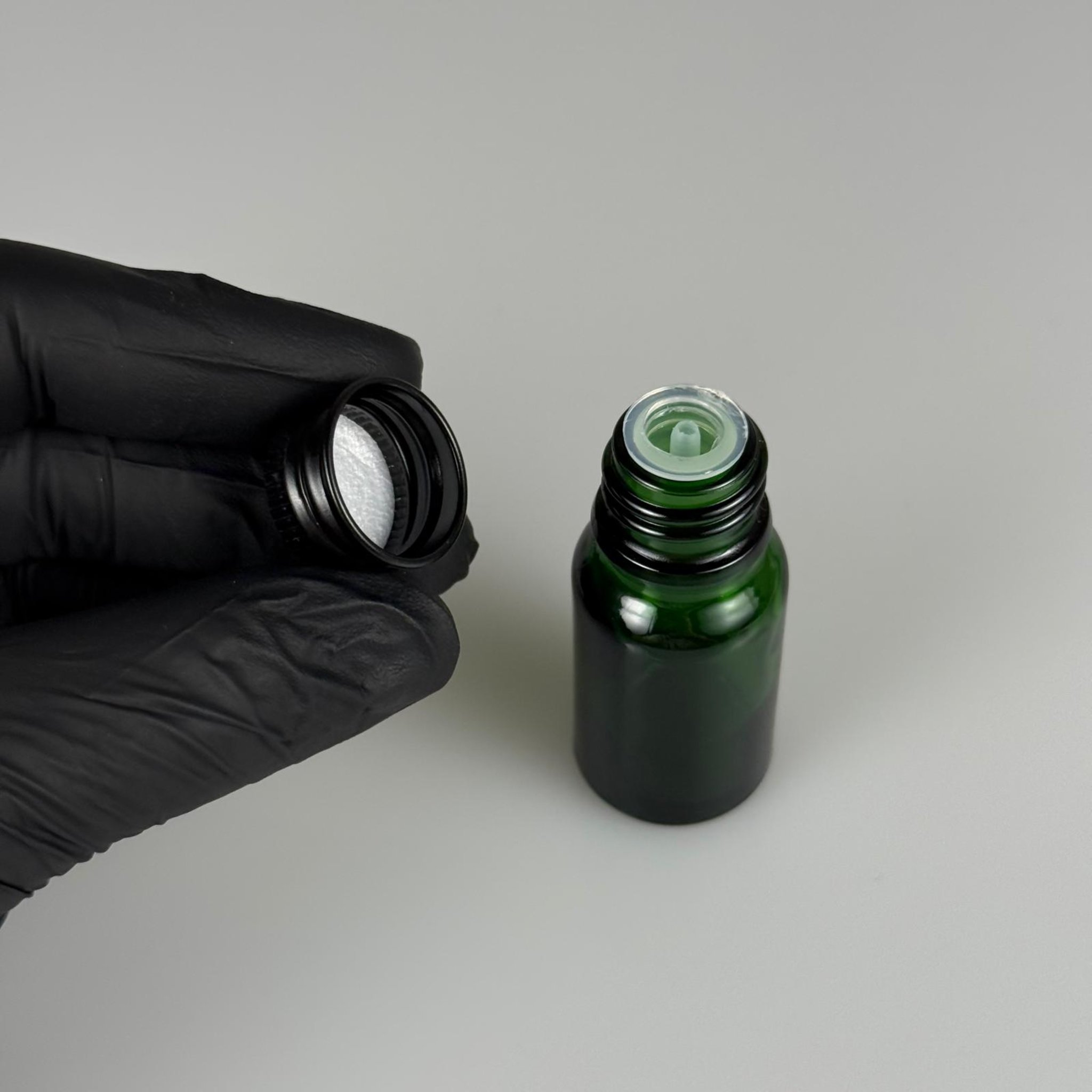 10 CC YEŞİL CAM ŞİŞE + KÖPÜK CONTALI SİYAH ALÜMİNYUM METAL KAPAKLI + DAMLALIKLI KOLONYA TIPALI TAKIM - 10 ML YEŞİL CAM ŞİŞE