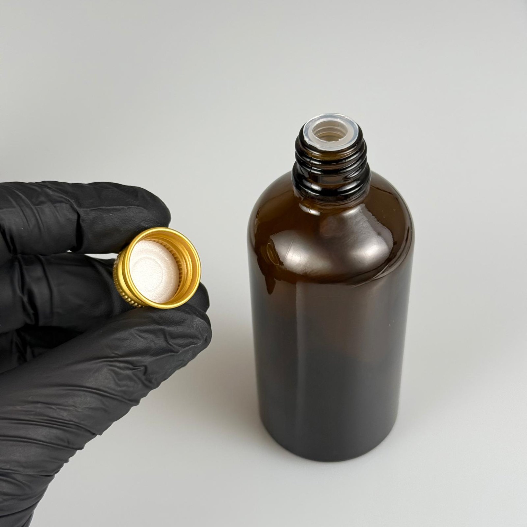100 CC AMBER CAM ŞİŞE + KÖPÜK CONTALI GOLD ALÜMİNYUM METAL KAPAKLI + KÖR TIPALI TAKIM - 100 ML KAHVERENGİ CAM ŞİŞE