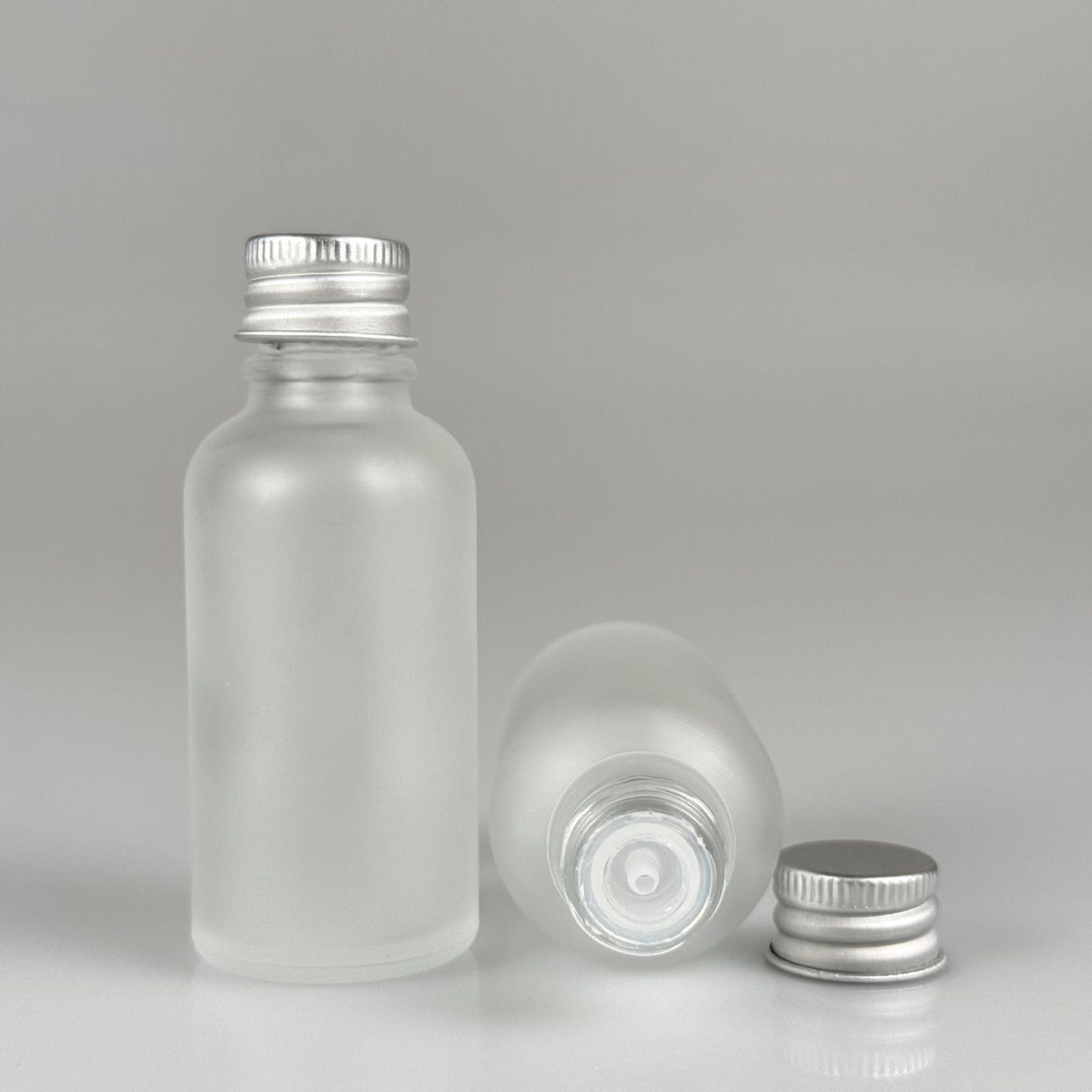 30 CC BUZLU CAM ŞİŞE + KÖPÜK CONTALI GÜMÜŞ ALÜMİNYUM METAL KAPAKLI + KOLONYA TIPALI TAKIM - 30 ML BUZLU CAM ŞİŞE