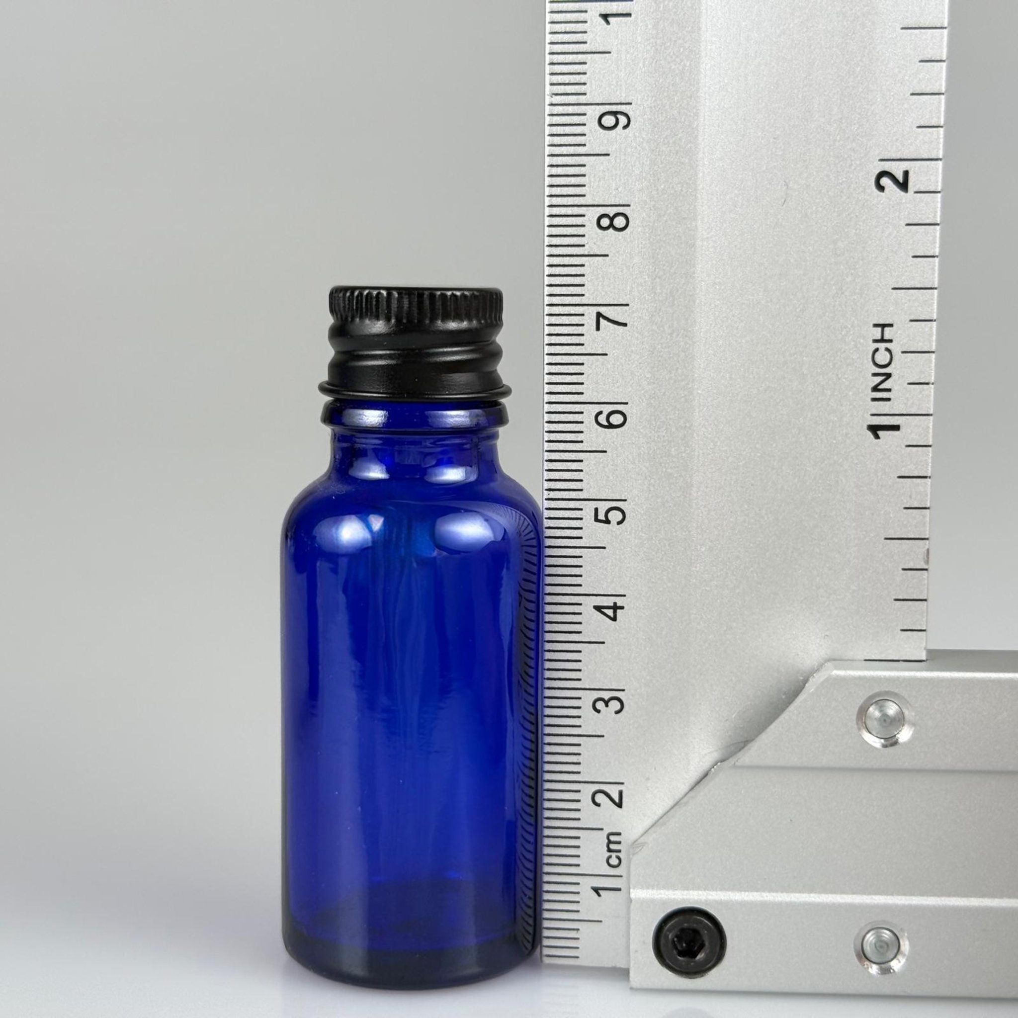 20 CC MAVİ CAM ŞİŞE + KÖPÜK CONTALI SİYAH ALÜMİNYUM METAL KAPAKLI TAKIM - 20 ML MAVİ CAM ŞİŞE