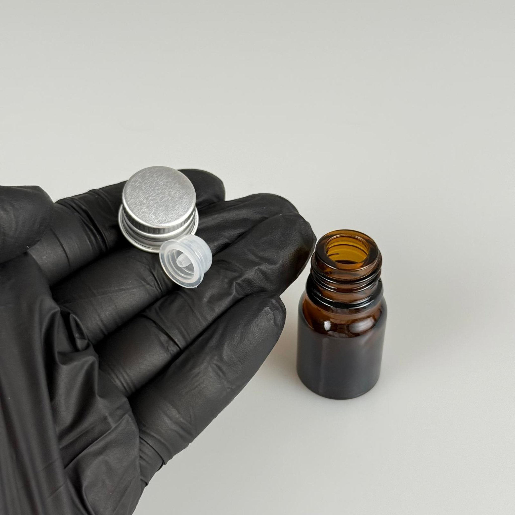 3 CC AMBER CAM ŞİŞE + KÖPÜK CONTALI GÜMÜŞ ALÜMİNYUM METAL KAPAKLI + DAMLALIKLI KOLONYA TIPALI TAKIM - 3 ML KAHVERENGİ CAM ŞİŞE