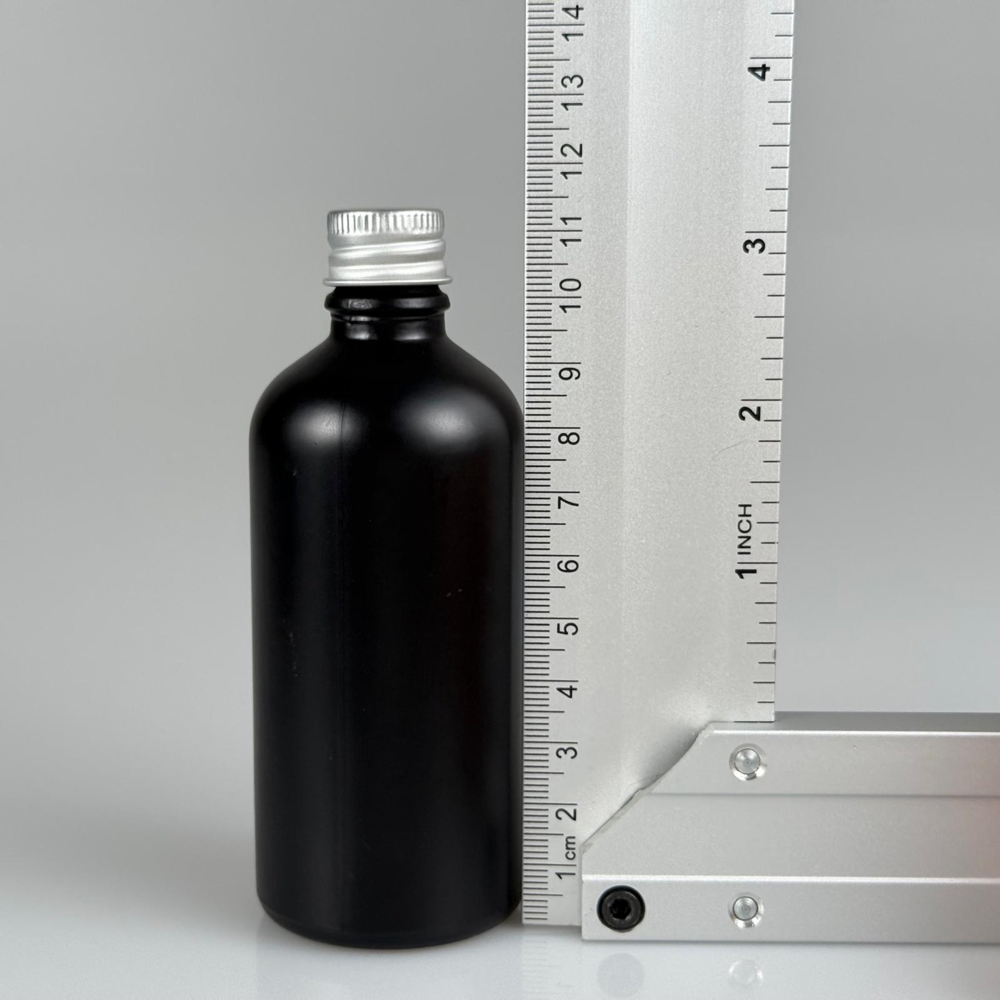 100 CC MAT SİYAH CAM ŞİŞE + KÖPÜK CONTALI GÜMÜŞ ALÜMİNYUM METAL KAPAKLI + DAMLALIKLI KOLONYA TIPALI TAKIM - 100 ML MAT SİYAH CAM ŞİŞE