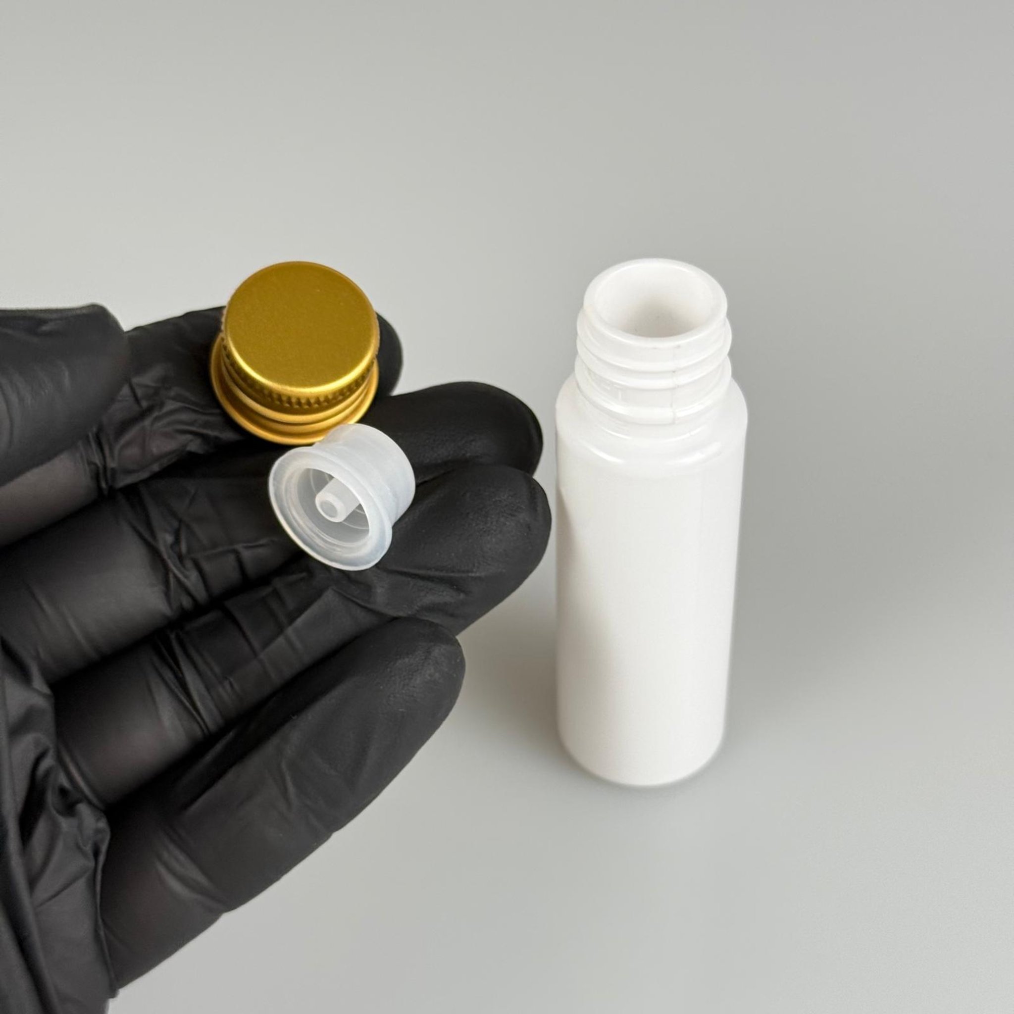 20 CC BEYAZ PET SHOT ŞİŞE - KÖPÜK CONTALI GOLD ALÜMİNYUM METAL KAPAKLI + DAMLALIKLI KOLONYA TIPALI TAKIM - 20 ML PLASTİK ŞİŞE