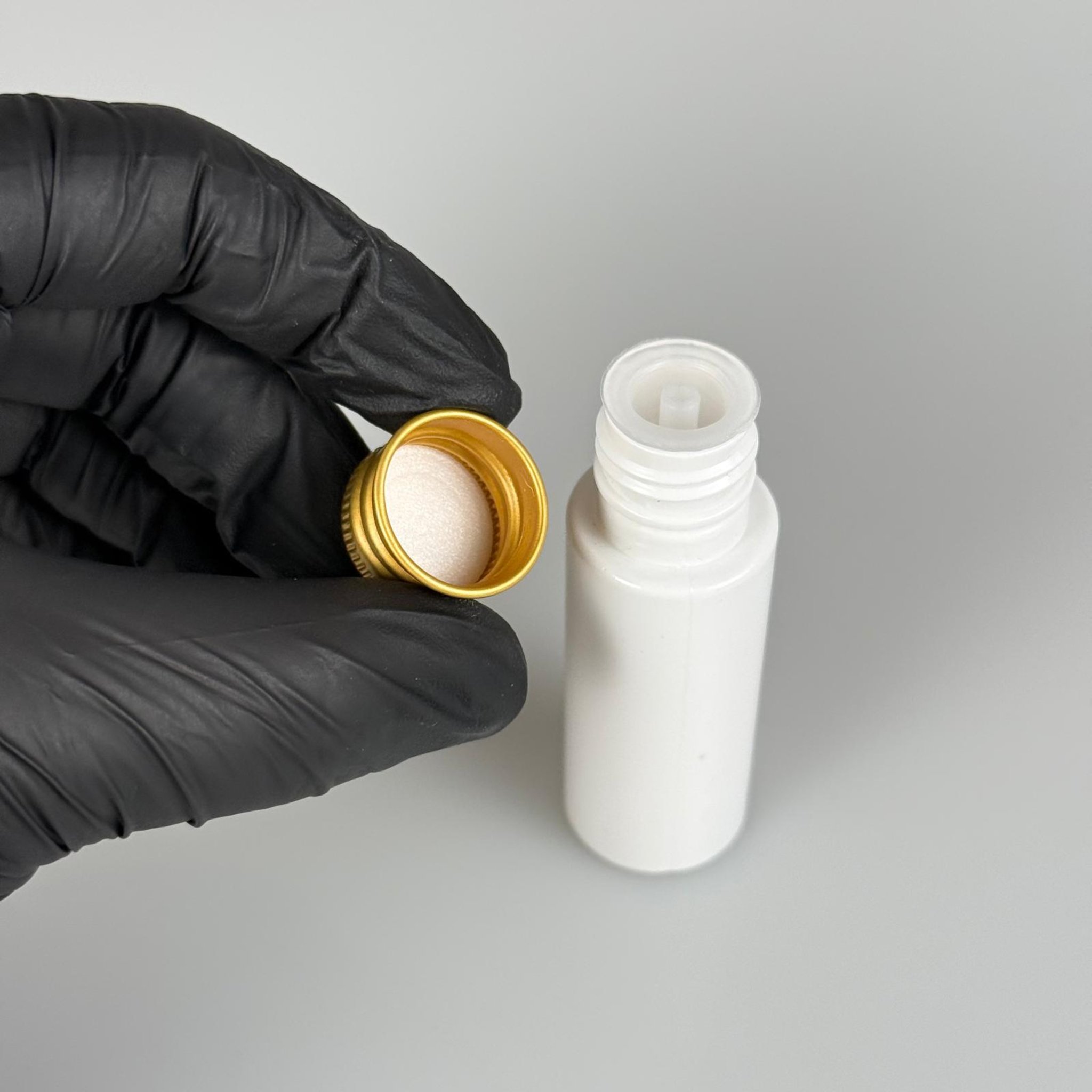 20 CC BEYAZ PET ŞİŞE + KÖPÜK CONTALI GOLD ALÜMİNYUM METAL KAPAKLI + DAMLALIKLI KOLONYA TIPALI TAKIM - 20 ML PLASTİK ŞİŞE
