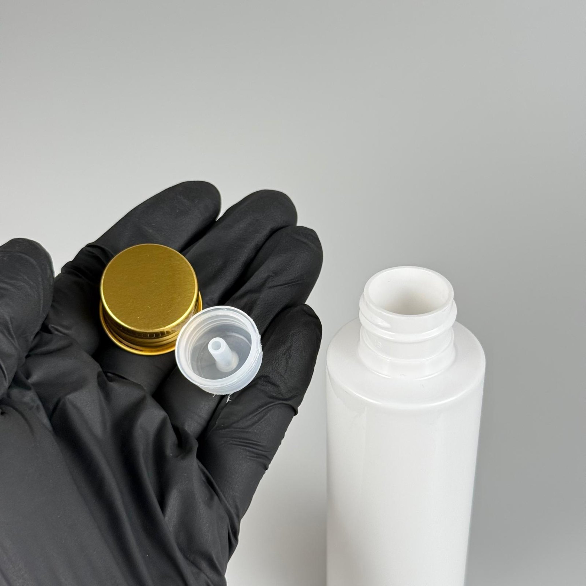 100 CC BEYAZ SİLİNDİR KESKİN KÜT MODEL SERT PET ŞİŞE ( 17 GR - 24 AĞIZ ) + KÖPÜK CONTALI GOLD METAL ALÜMİNYUM KAPAK + KOLONYA TIPALI TAKIM - 100 ML KAPAKLI BEYAZ PLASTİK ŞİŞELER