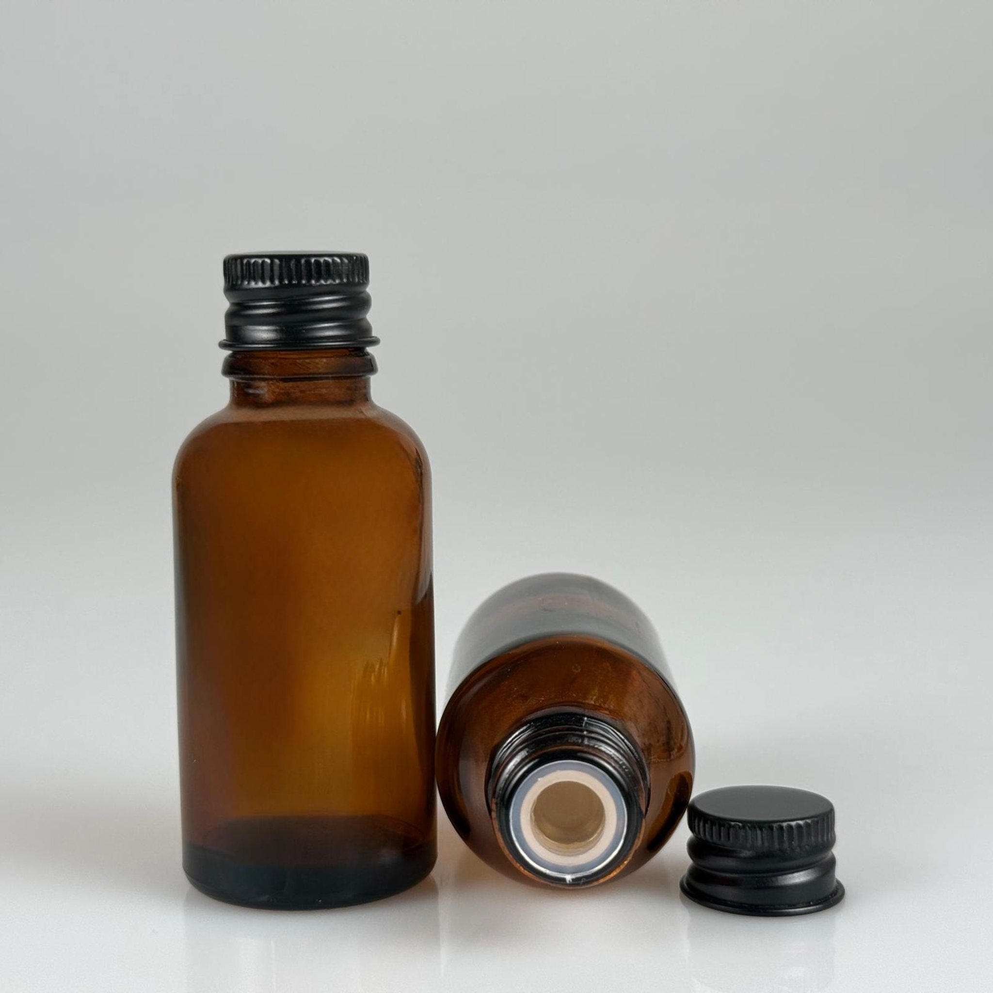 30 CC AMBER CAM ŞİŞE + KÖPÜK CONTALI SİYAH ALÜMİNYUM METAL KAPAKLI + KÖR TIPALI TAKIM - 30 ML KAHVERENGİ CAM ŞİŞE