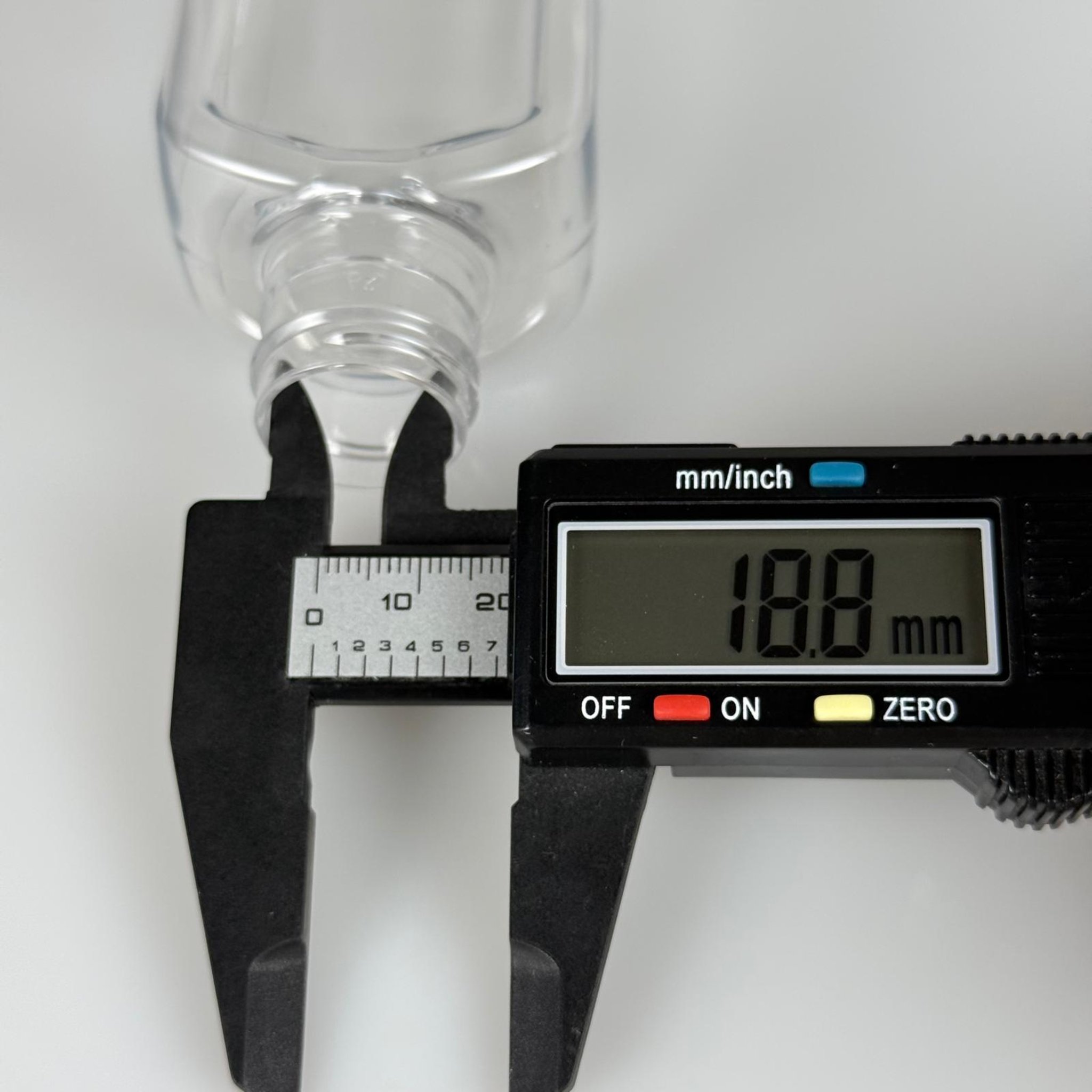 100 CC ŞEFFAF KÖŞELİ YASSI PET ŞİŞE 24 MM İP