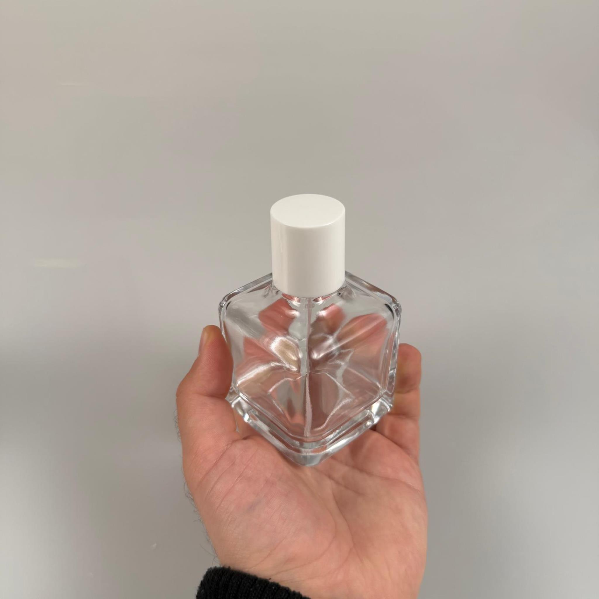 100 ML KARE MODEL LURA PARFÜM ŞİŞESİ - GOLD METAL SPREYLİ + BEYAZ KAPAKLI (AĞIZ 15 MM GEÇME KOLAY KAPAMA)