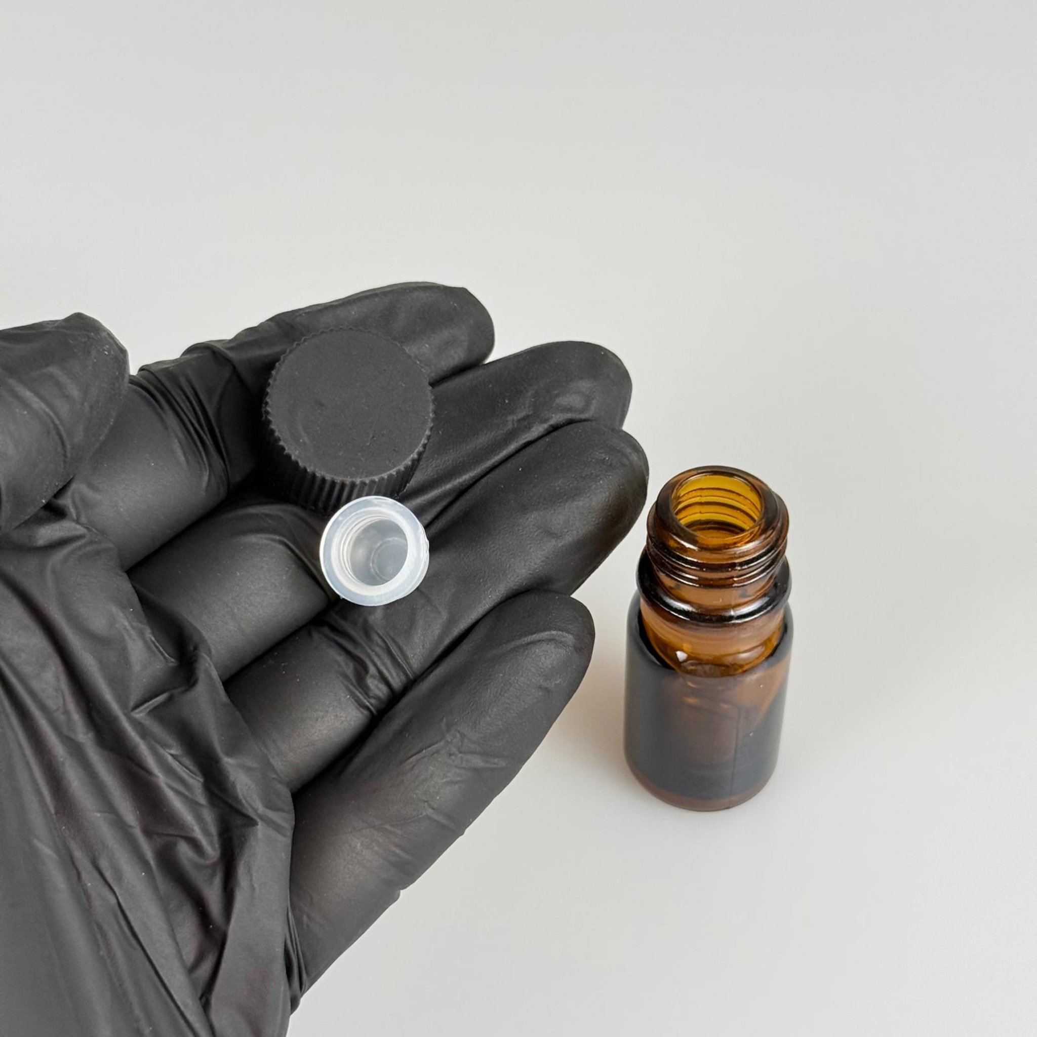 5 ML TIPALI VE KAPAKLI ŞİŞE - 5 CC AMBER KAHVERENGİ CAM ŞİŞE + CONTALI SİYAH KAPAK + KÖR TIPA