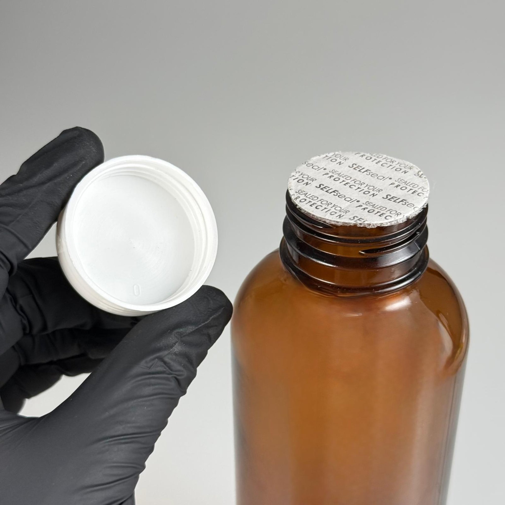 500 CC ENDÜSTRİYEL, KEVITA MODEL GENİŞ AĞIZLI AMBER CAM ŞİŞE - BEYAZ PLASTİK KAPAKLI + KENDİNDEN YAPIŞKANLI KÖPÜK CONTALI TAKIM - 500 ML CAM KAHVERENGİ ECZA, ZEYTİNYAĞI, ÇEREZ, GRANÜR KAHVE, COLDBREW VB İÇİN ÇOK AMAÇLI CAM ŞİŞELER