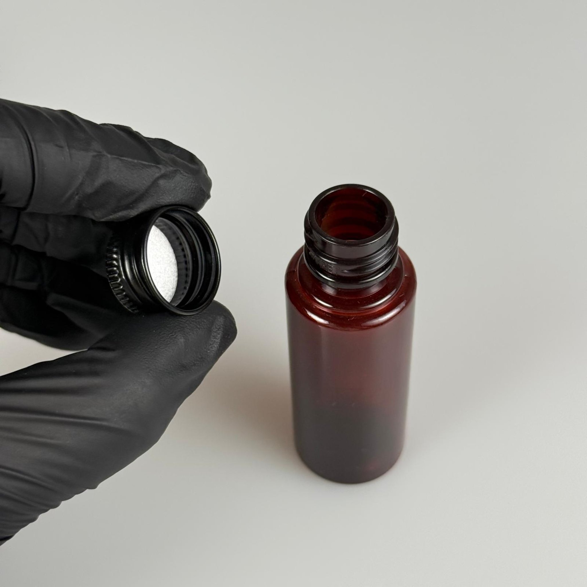 30 CC PET AMBER SHOT ŞİŞE - KÖPÜK CONTALI SİYAH ALÜMİNYUM METAL KAPAKLI TAKIM - 30 ML KAHVERENGİ PLASTİK ŞİŞE