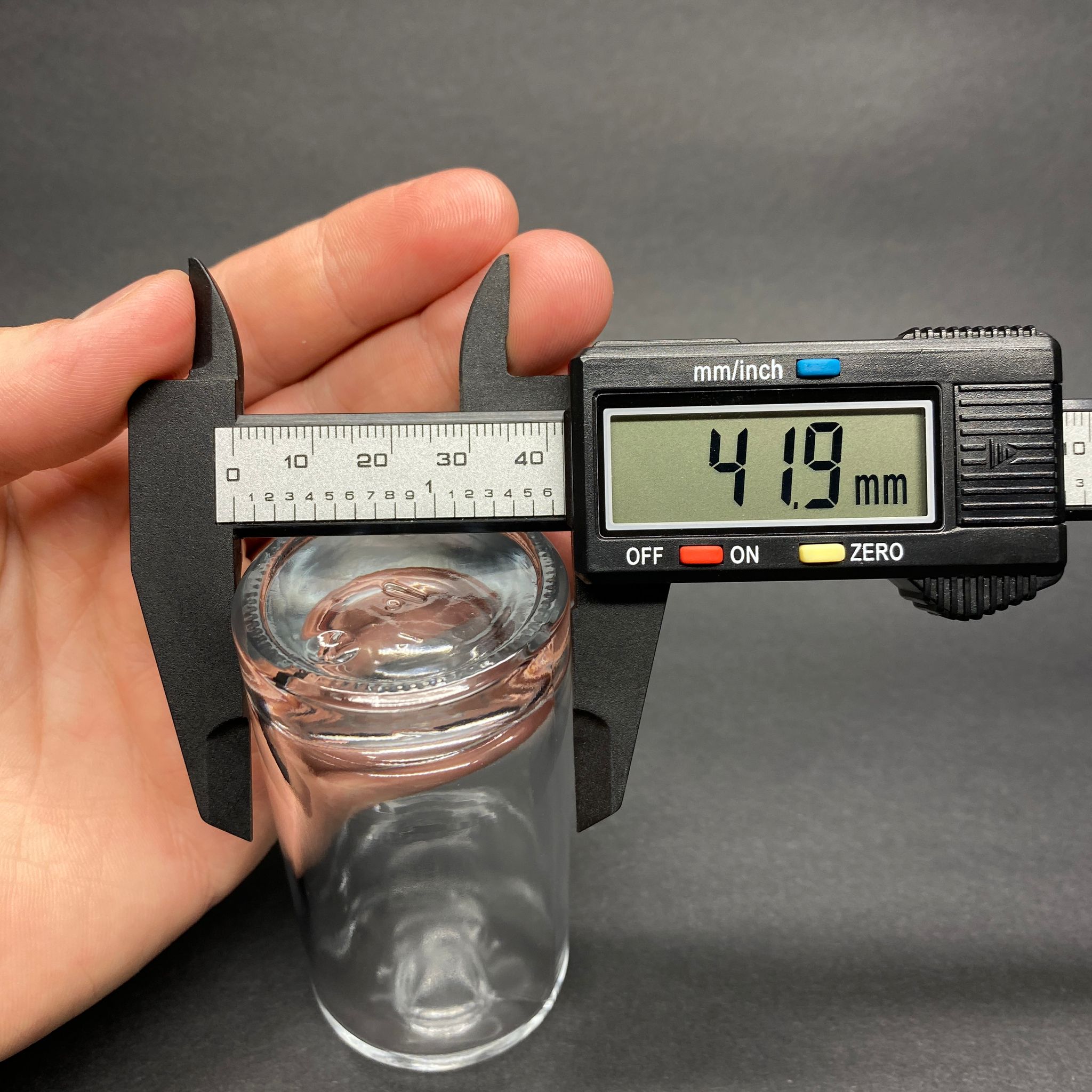 50 ML SİLİNDİR MODEL MARS PARFÜM ŞİŞESİ - GÜMÜŞ METAL SPREYLİ + SİYAH KAPAKLI (AĞIZ 15 MM GEÇME KOLAY KAPAMA)