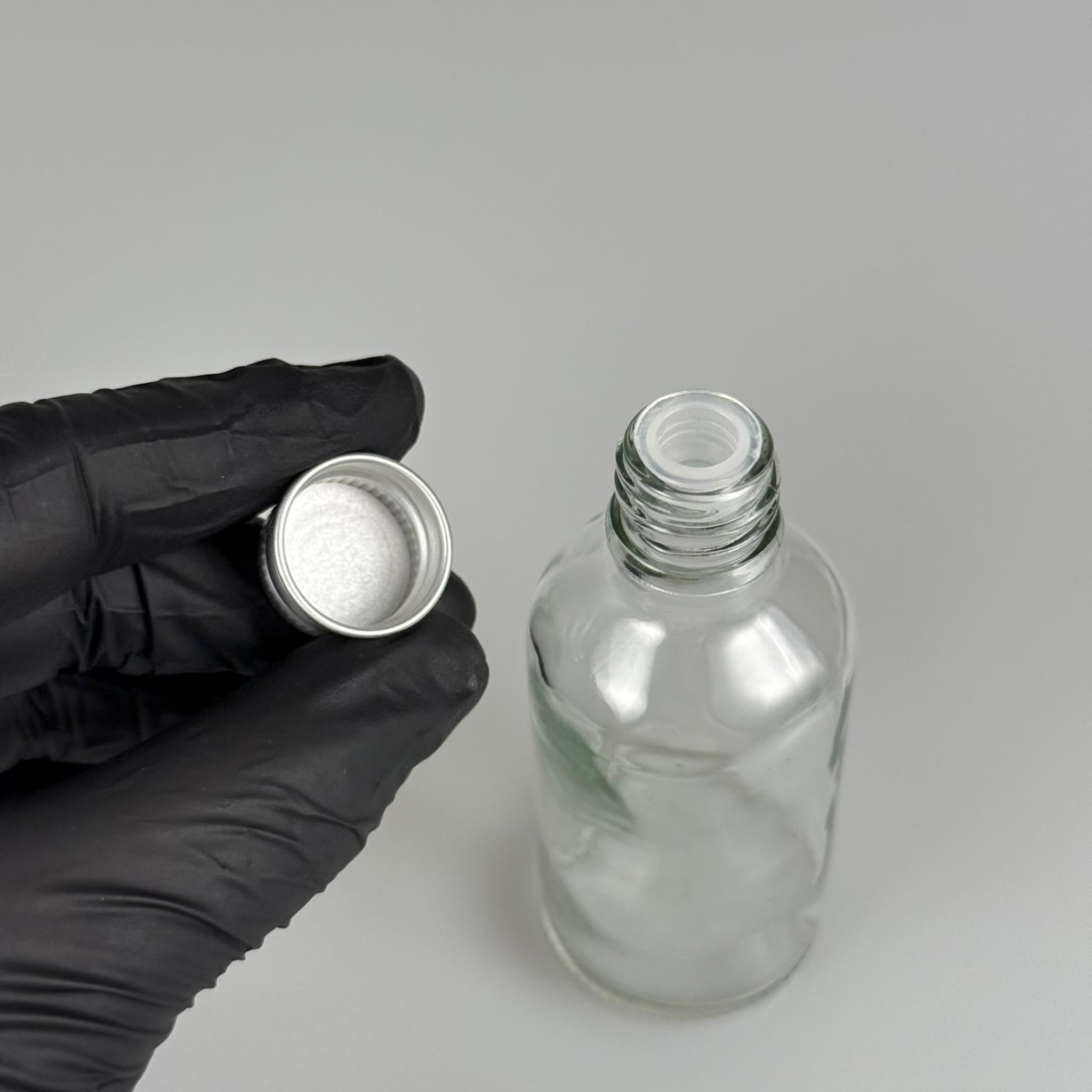 50 CC ŞEFFAF CAM ŞİŞE + KÖPÜK CONTALI GÜMÜŞ ALÜMİNYUM METAL KAPAKLI + KÖR TIPALI TAKIM - 50 ML ŞEFFAF CAM ŞİŞE