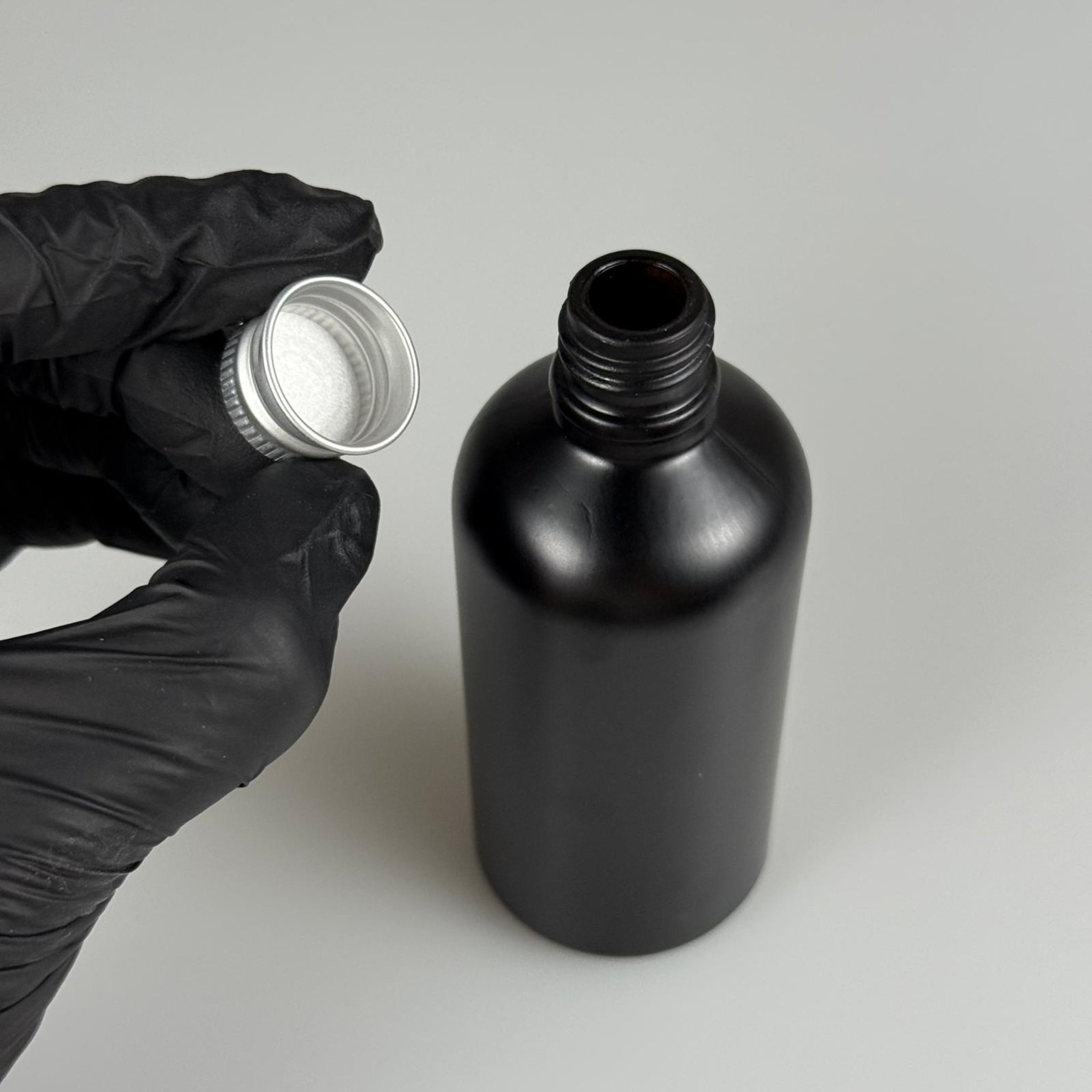 100 CC MAT SİYAH CAM ŞİŞE + KÖPÜK CONTALI GÜMÜŞ ALÜMİNYUM METAL KAPAKLI TAKIM - 100 ML MAT SİYAH CAM ŞİŞE