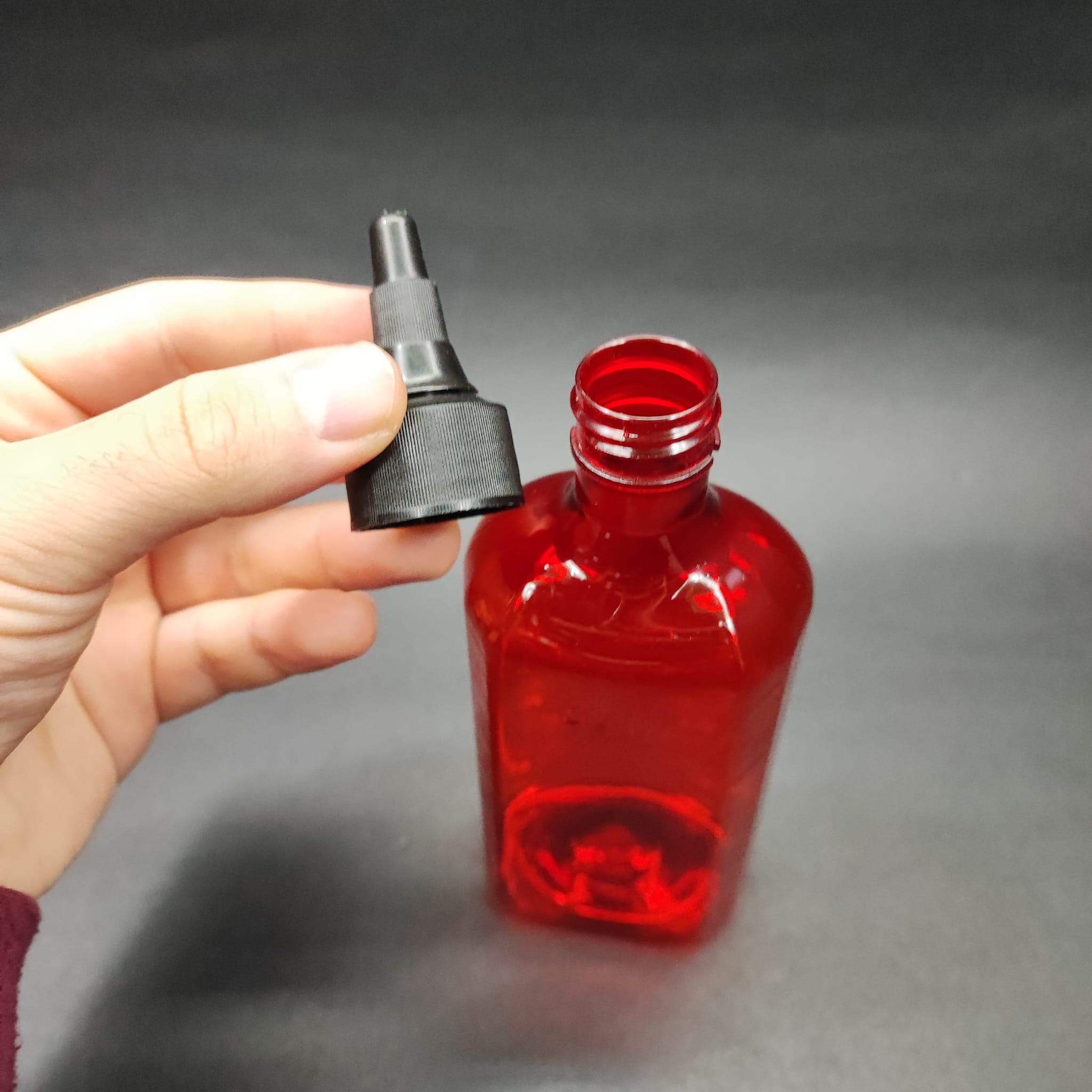 200 CC ÖLÇEKLİ PET ŞİŞE - SİYAH AKITICI ASANSÖR KAPAKLI - 200 ML VE OZ ÖLÇÜLÜ KIRMIZI PET ŞİŞE