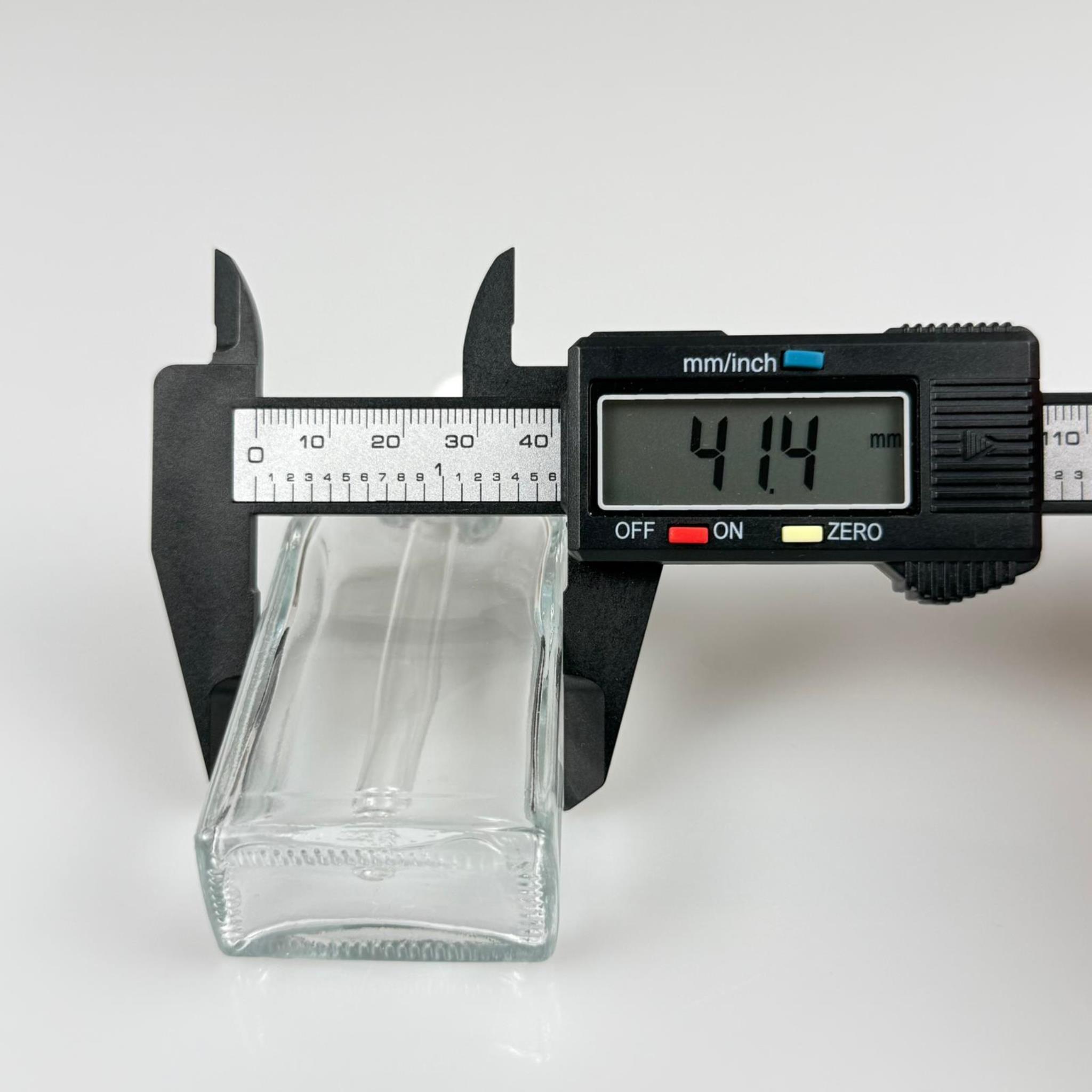 50 CC YASSI DİKDÖRTGEN PRESTİJLİ CAM DAMLALIKLI ŞİŞE - BEYAZ EMZİK - GÜMÜŞ METALİK KAPAK - 50 ML CAM DAMLALIKLI ŞİŞE - DAMLALIKLI BOŞ ŞİŞE