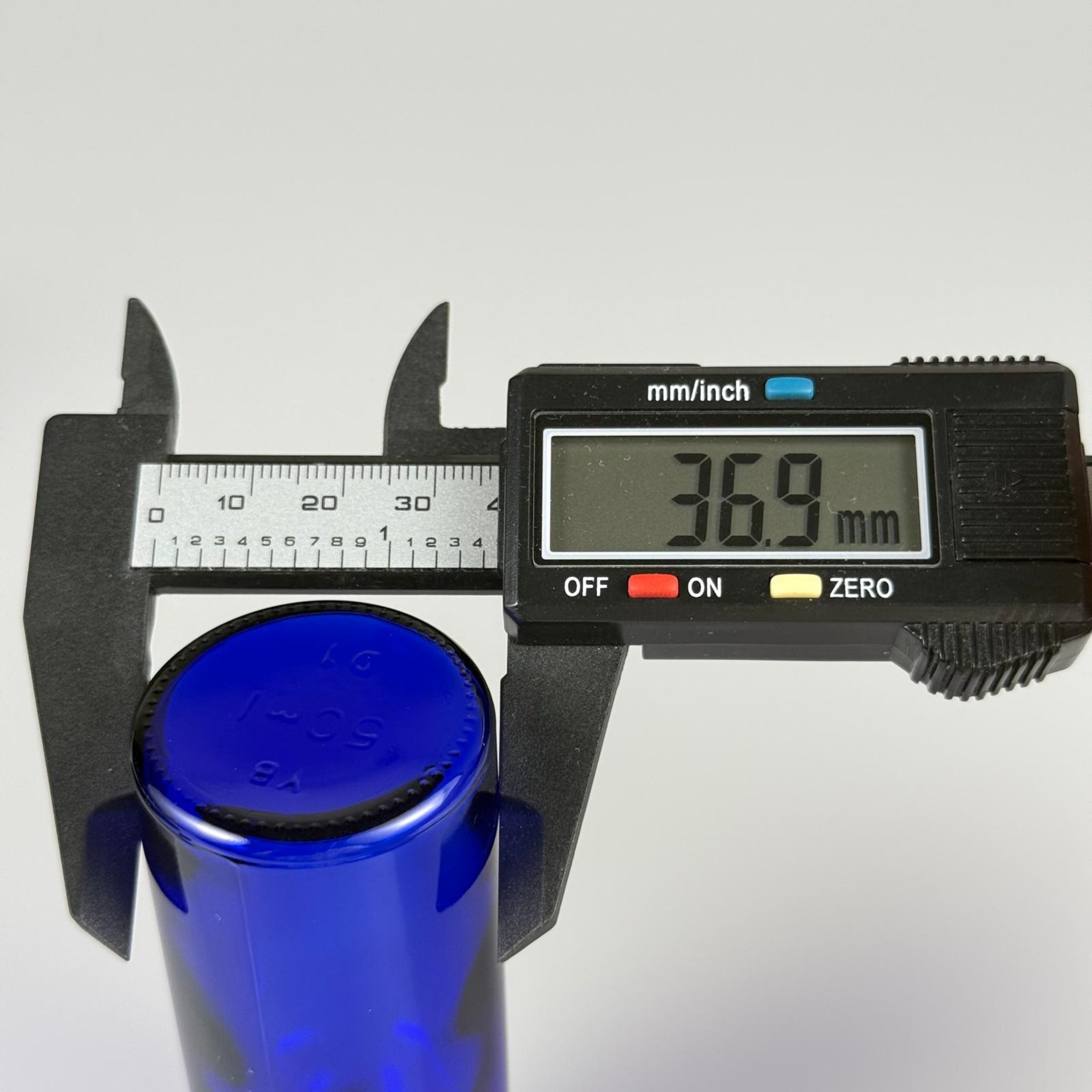 50 CC MAVİ CAM ŞİŞE + KÖPÜK CONTALI GÜMÜŞ ALÜMİNYUM METAL KAPAKLI + KÖR TIPALI TAKIM - 50 ML MAVİ CAM ŞİŞE