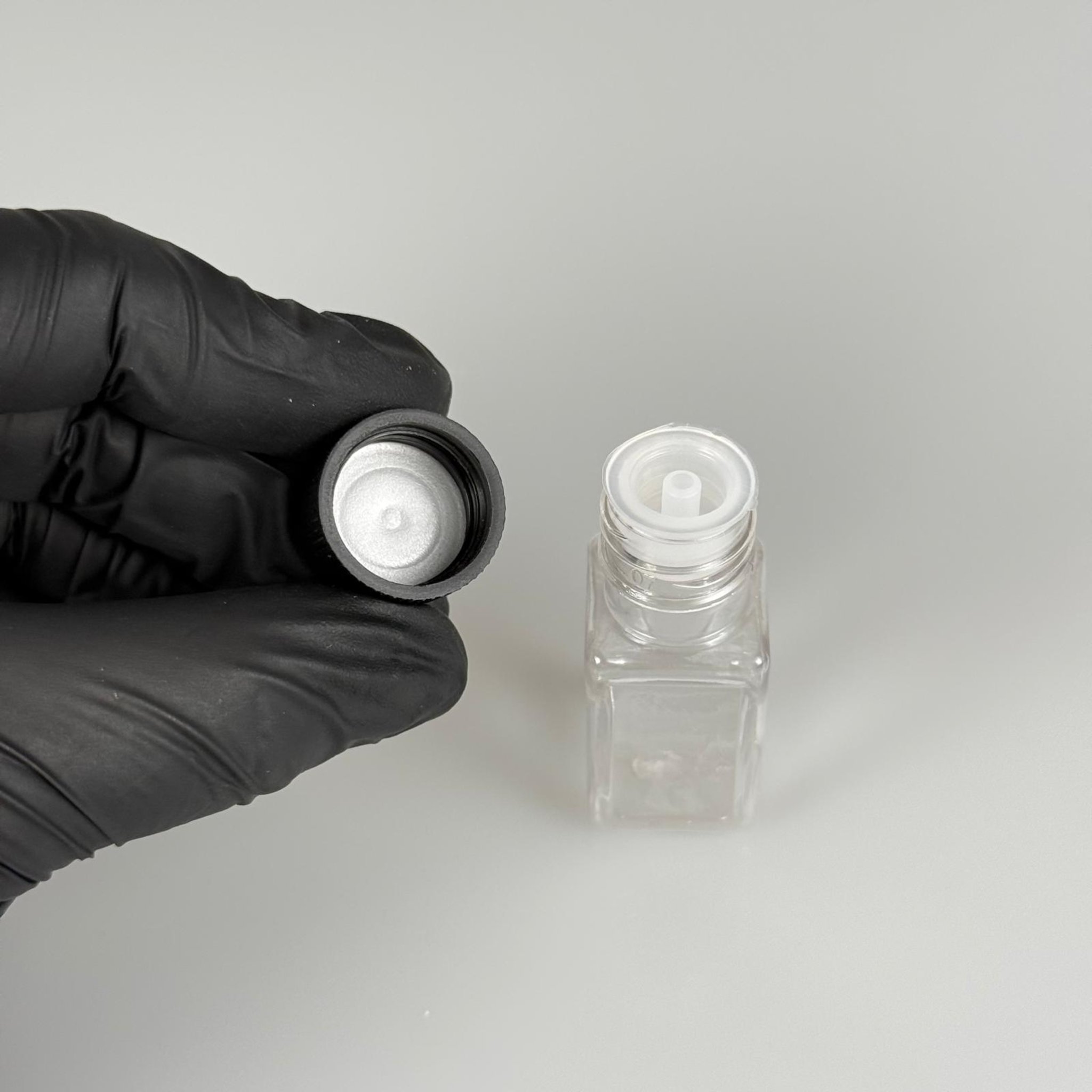 10 CC İÇTEN DAMLALIKLI PLASTİK KARE ŞİŞE -  10 ML ŞEFFAF PET ŞİŞE + CONTALI SİYAH KAPAK + KOLONYA TIPALI (DELEREK KULLANILIR) TAKIM