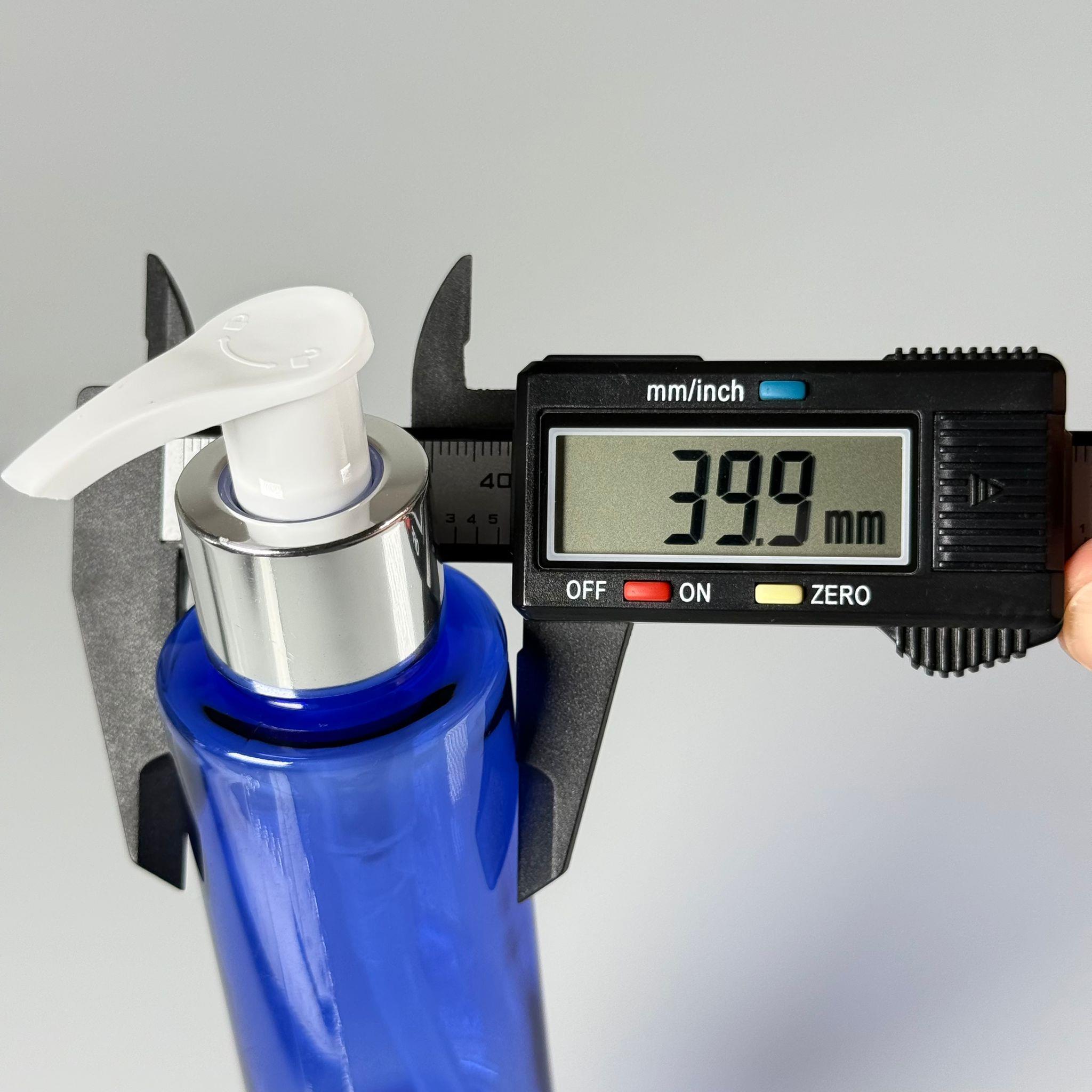 100 CC SİLİNDİR KESKİN KÜT MODEL SERT (17 GR) PET ŞİŞE - GÜMÜŞ SIVI SABUN POMPALI - JEL, PEELING, SERUM, GÜNEŞ KREMİ GİBİ YOĞUN KIVAMLI SIVILAR İÇİN- AĞIZ ÇAPI 24 MM - MAVİ