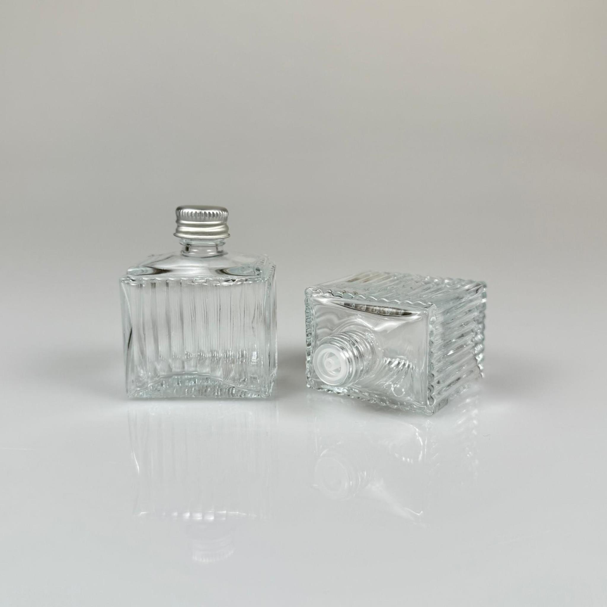 50 CC KÖŞELİ DESENLİ ÇİZGİLİ CAM ŞİŞE - GÜMÜŞ METAL KAPAKLI KOLONYA TIPALI - 50 ML PRESTİJLİ ŞİŞE