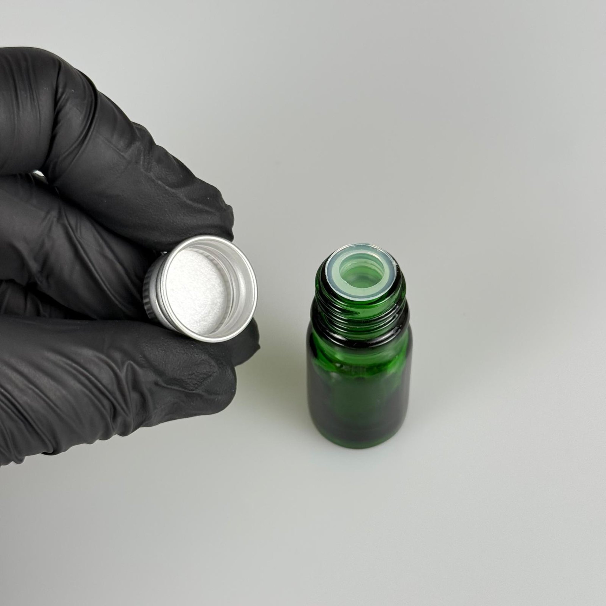 5 CC YEŞİL CAM ŞİŞE + KÖPÜK CONTALI GÜMÜŞ ALÜMİNYUM METAL KAPAKLI + KÖR TIPALI TAKIM - 5 ML YEŞİL CAM ŞİŞE