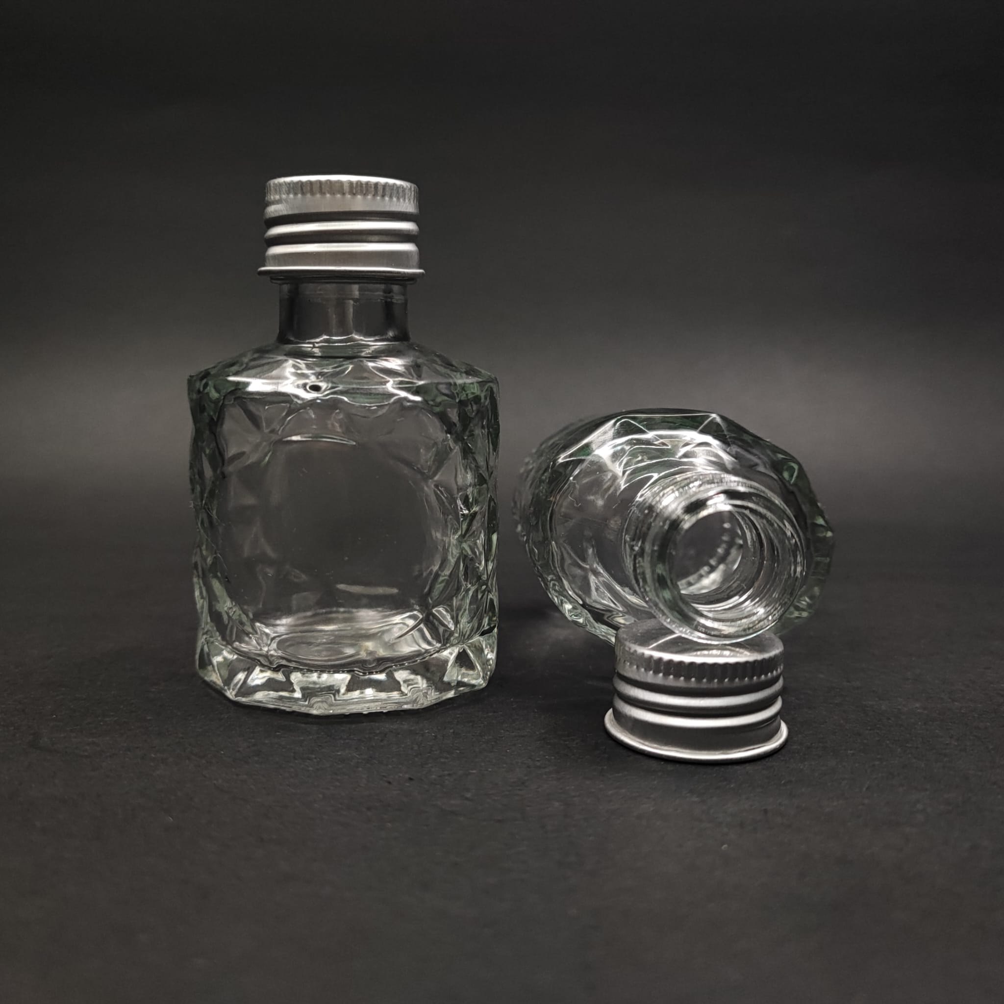 50 CC VELORA CAM ŞİŞE - CONTALI GÜMÜŞ METAL KAPAKLI - 50 ML LÜX CAM ŞİŞE