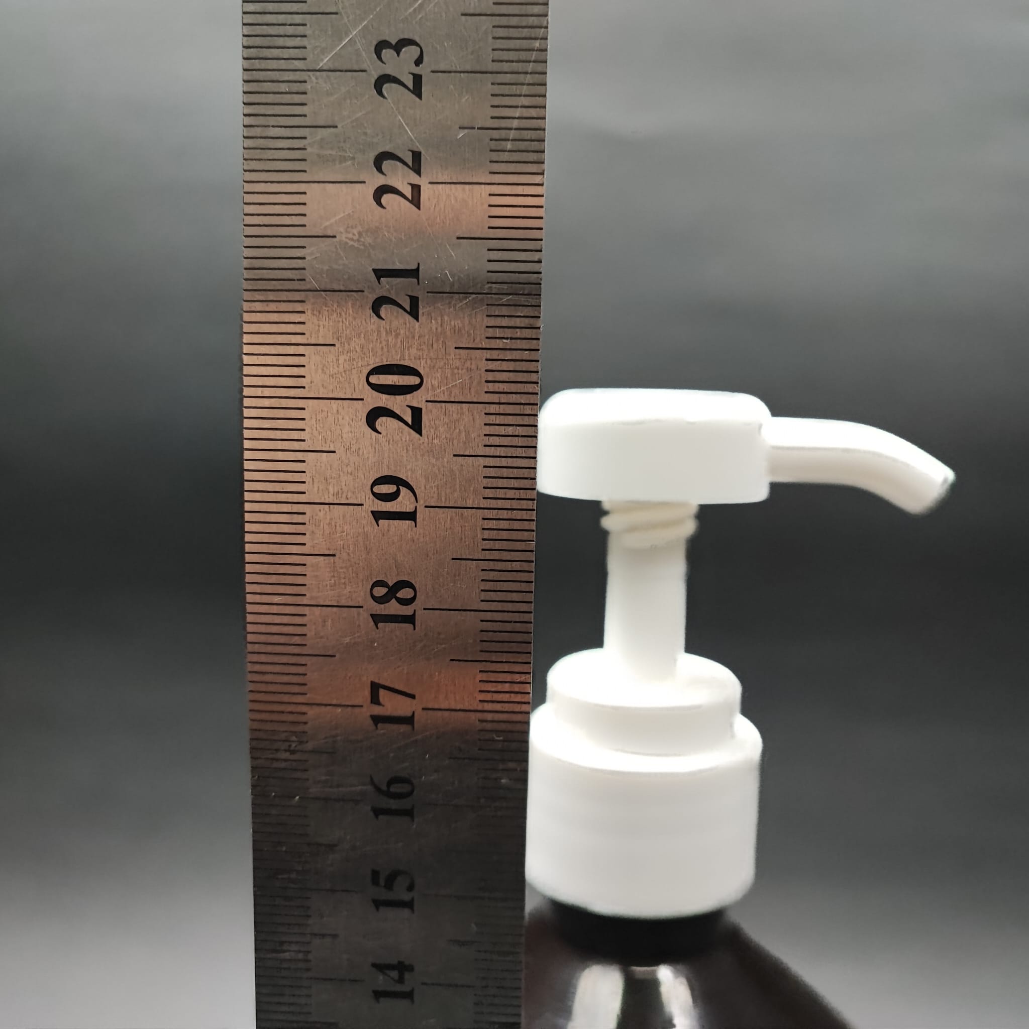 500 CC AMBER KÜT PET ŞİŞE - BEYAZ DOZAJ POMPALI (HER BASMADA 4 CC SIVI ATAR) - 500 ML POMPALI ŞİŞE - ŞURUP, ŞAMPUAN, KREM GİBİ YOĞUN KIVAMLI SIVILARDA KULLANILIR