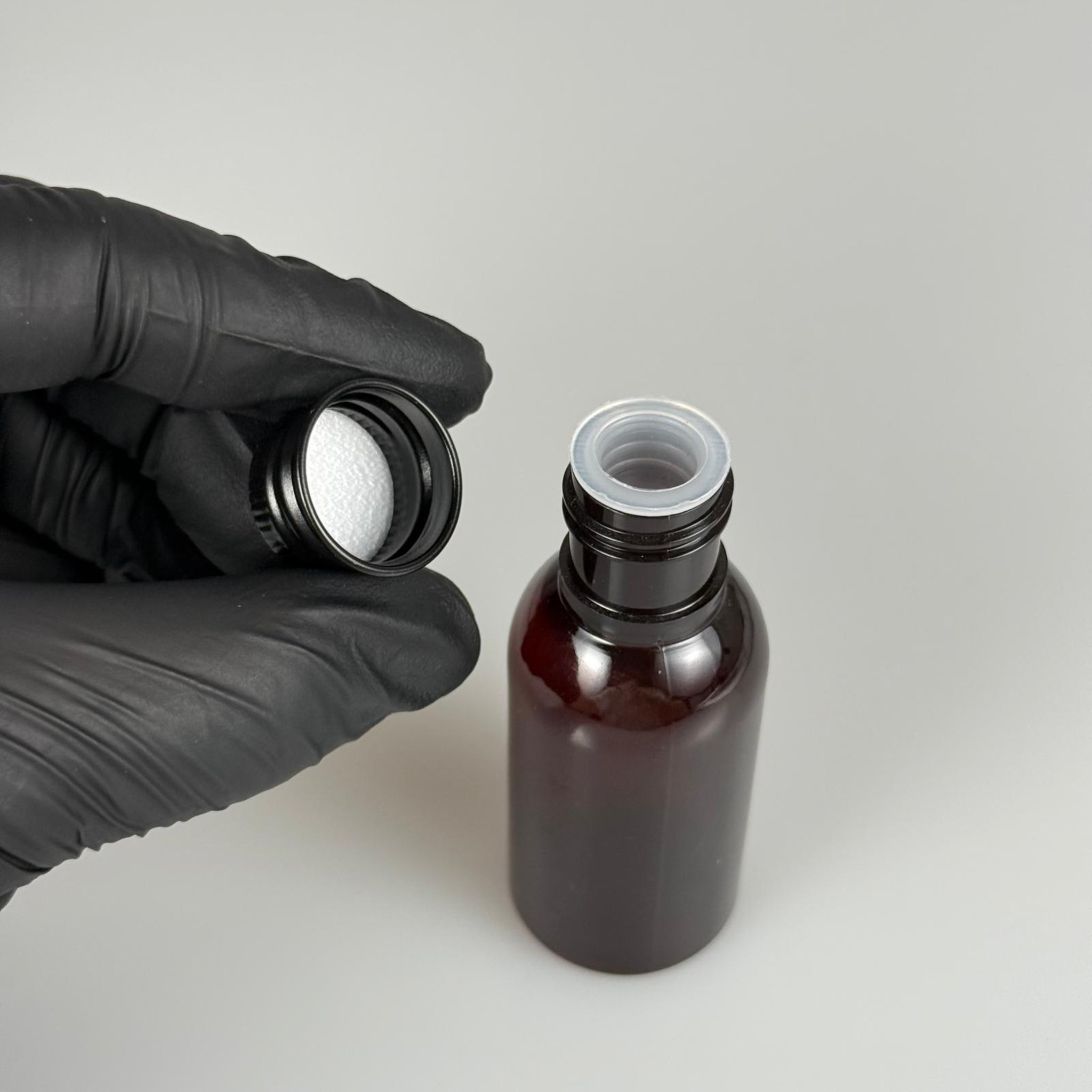 35 CC AMBER PET ŞİŞE - KÖPÜK CONTALI SİYAH ALÜMİNYUM METAL KAPAKLI + KÖR TIPALI TAKIM - 35 ML KAHVERENGİ PET ŞİŞE