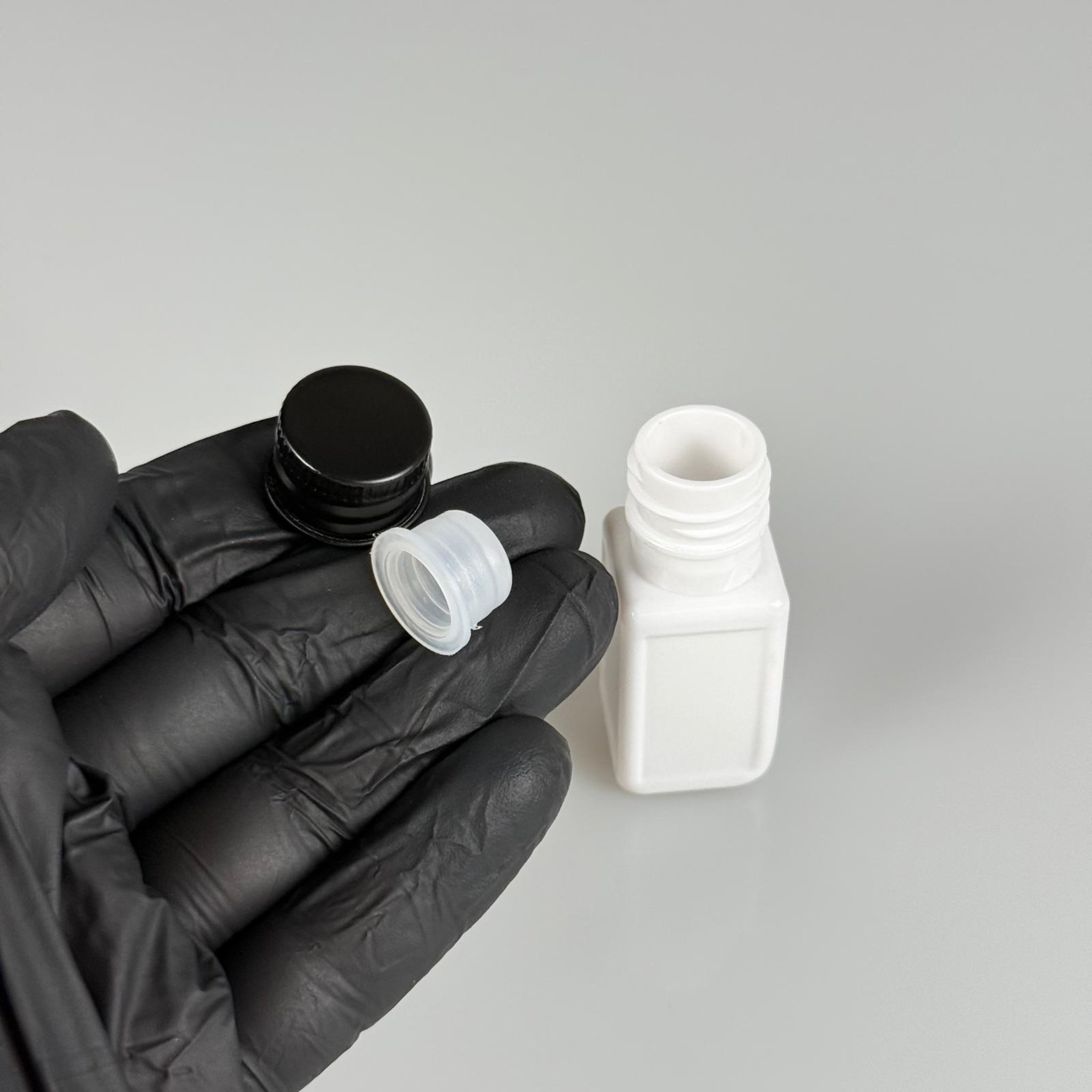 10 CC BEYAZ KARE PET SHOT ŞİŞE - KÖPÜK CONTALI SİYAH ALÜMİNYUM METAL KAPAKLI + KÖR TIPALI TAKIM - 10 ML PLASTİK ŞİŞE