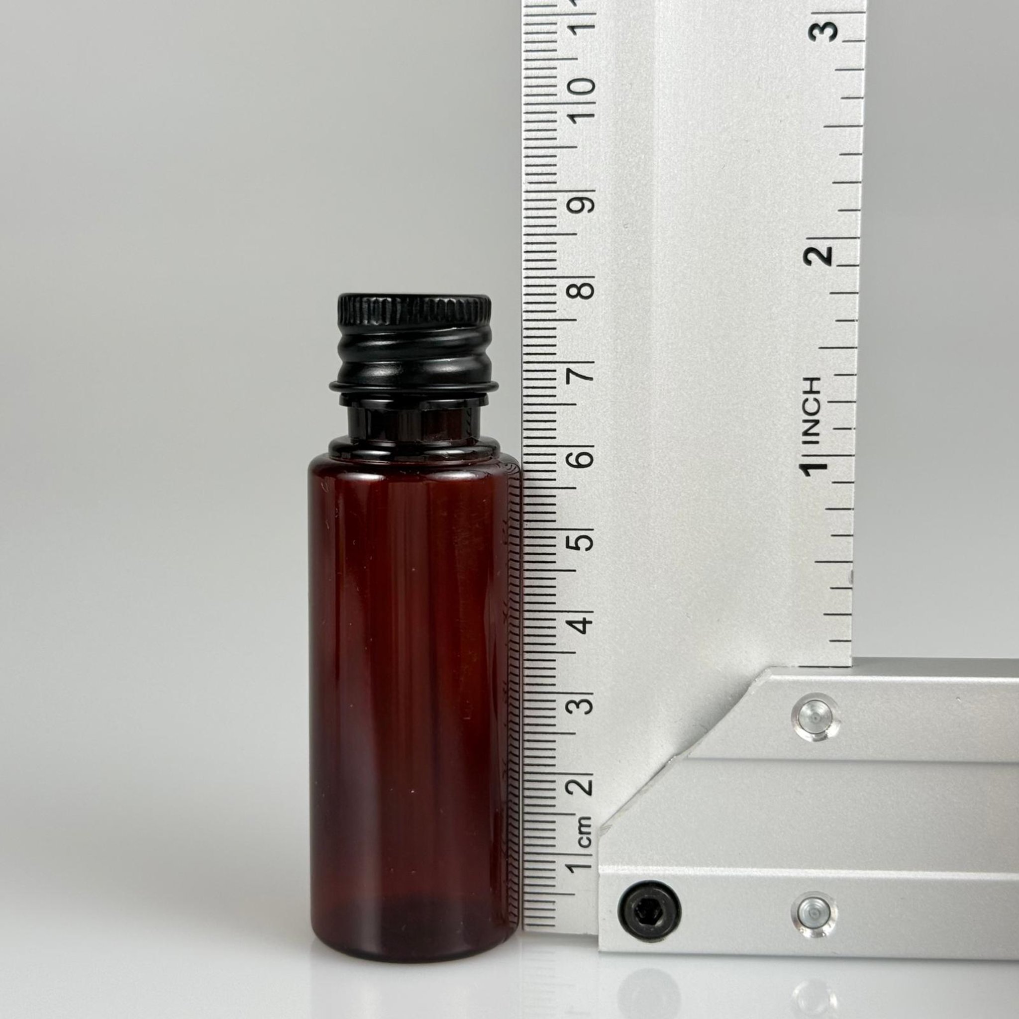 30 CC PET AMBER SHOT ŞİŞE - KÖPÜK CONTALI SİYAH ALÜMİNYUM METAL KAPAKLI + DAMLALIKLI KOLONYA TIPALITAKIM - 30 ML KAHVERENGİ PLASTİK ŞİŞE