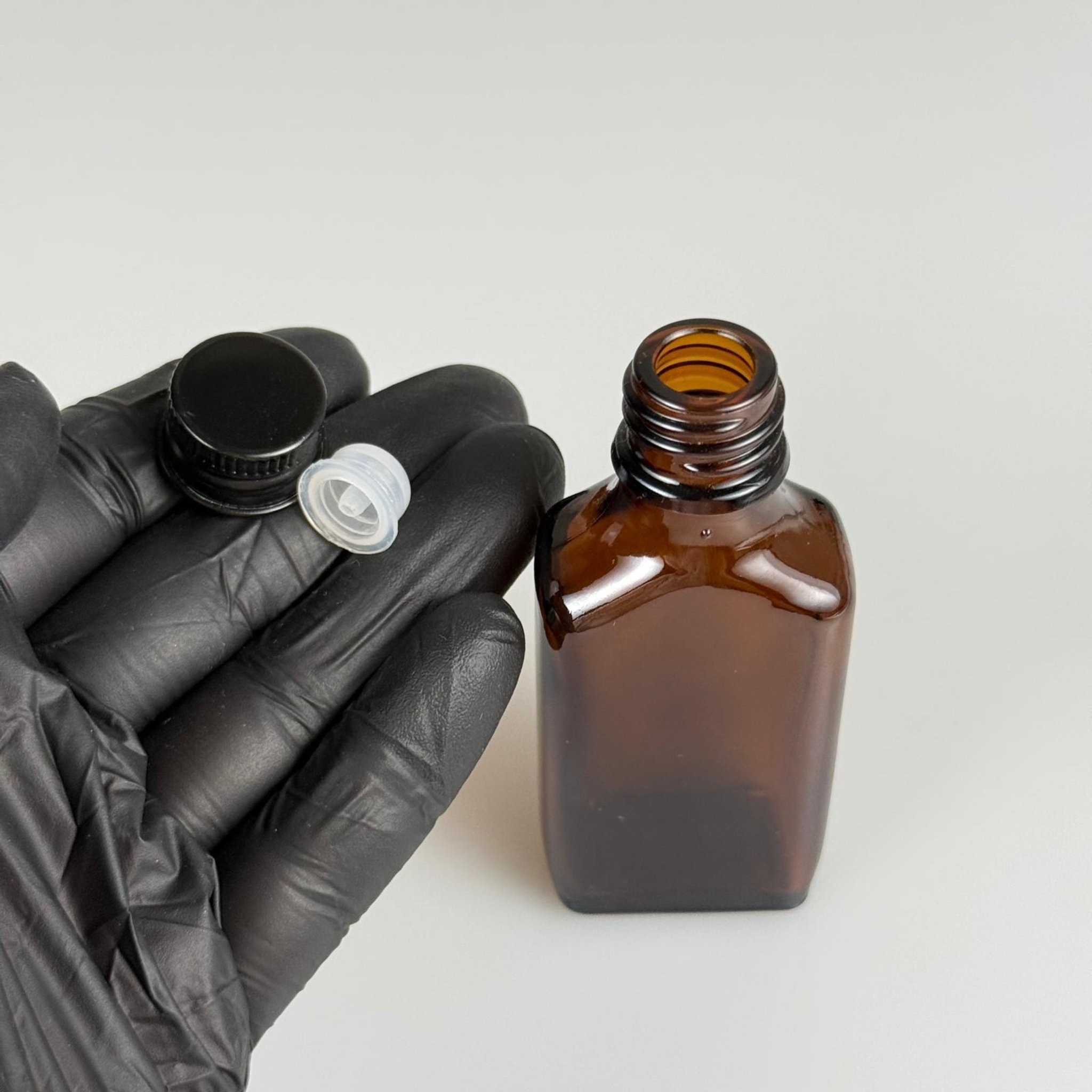 30 CC AMBER YASSI CAM ŞİŞE + SİYAH ALÜMİNYUM METAL KAPAKLI + DAMLALIKLI KOLONUYA TIPALI TAKIM - 30 ML KAHVERENGİ CAM ŞİŞE