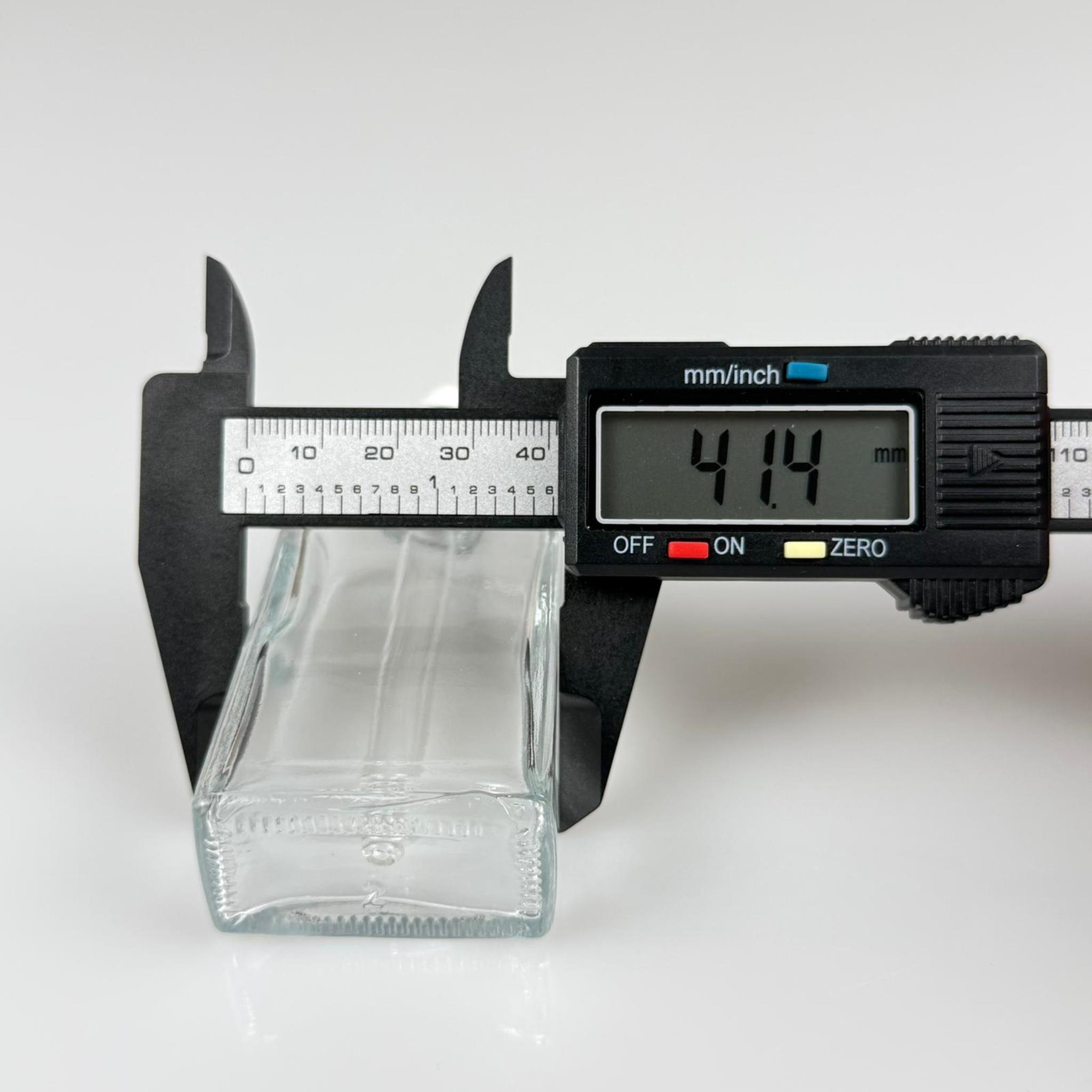 50 CC YASSI DİKDÖRTGEN PRESTİJLİ CAM DAMLALIKLI ŞİŞE - BEYAZ EMZİK - SİYAH METALİK KAPAK - 50 ML CAM DAMLALIKLI ŞİŞE - DAMLALIKLI BOŞ ŞİŞE