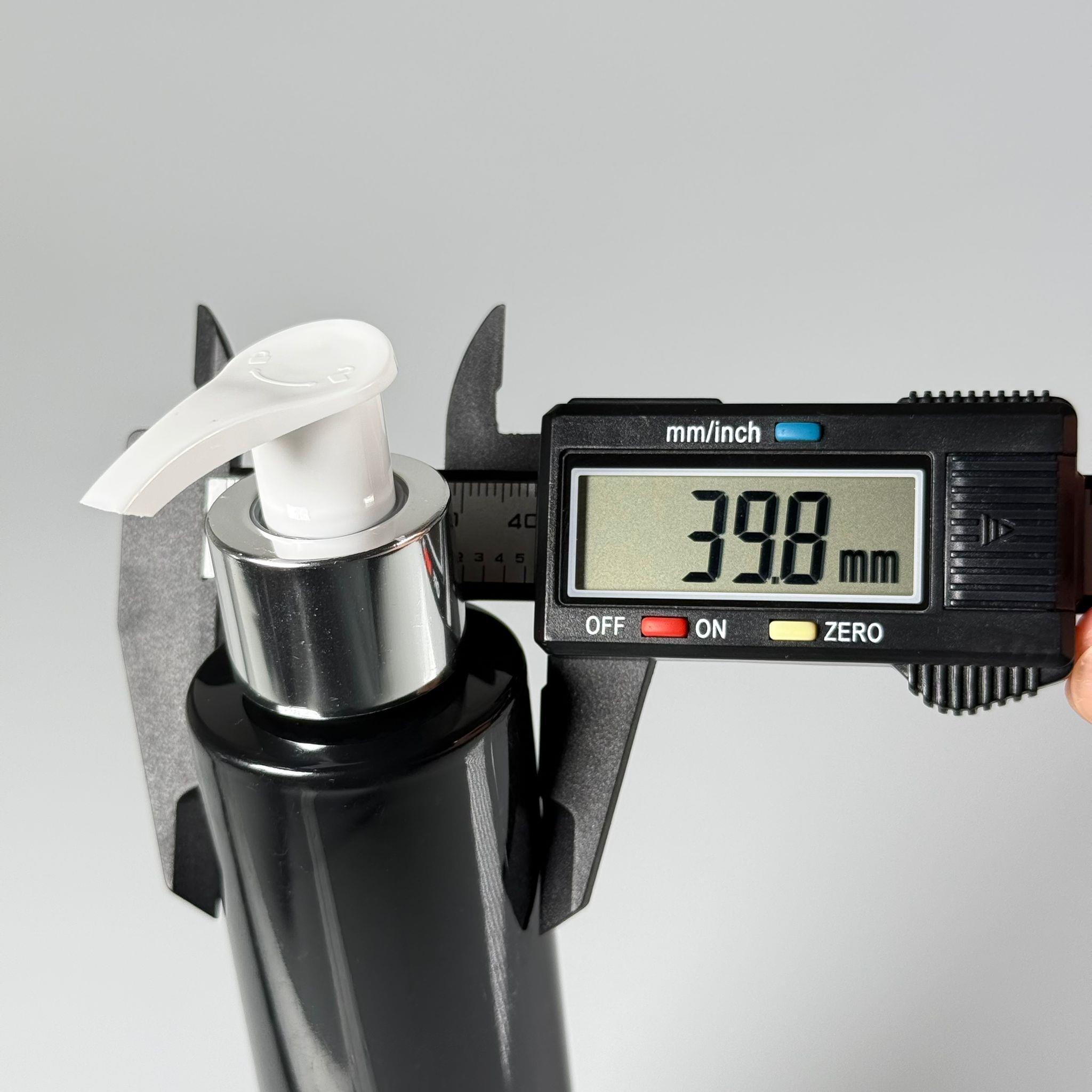 100 CC SİLİNDİR KESKİN KÜT MODEL SERT (17 GR) PET ŞİŞE - GÜMÜŞ SIVI SABUN POMPALI - JEL, PEELING, SERUM, GÜNEŞ KREMİ GİBİ YOĞUN KIVAMLI SIVILAR İÇİN- AĞIZ ÇAPI 24 MM - SİYAH