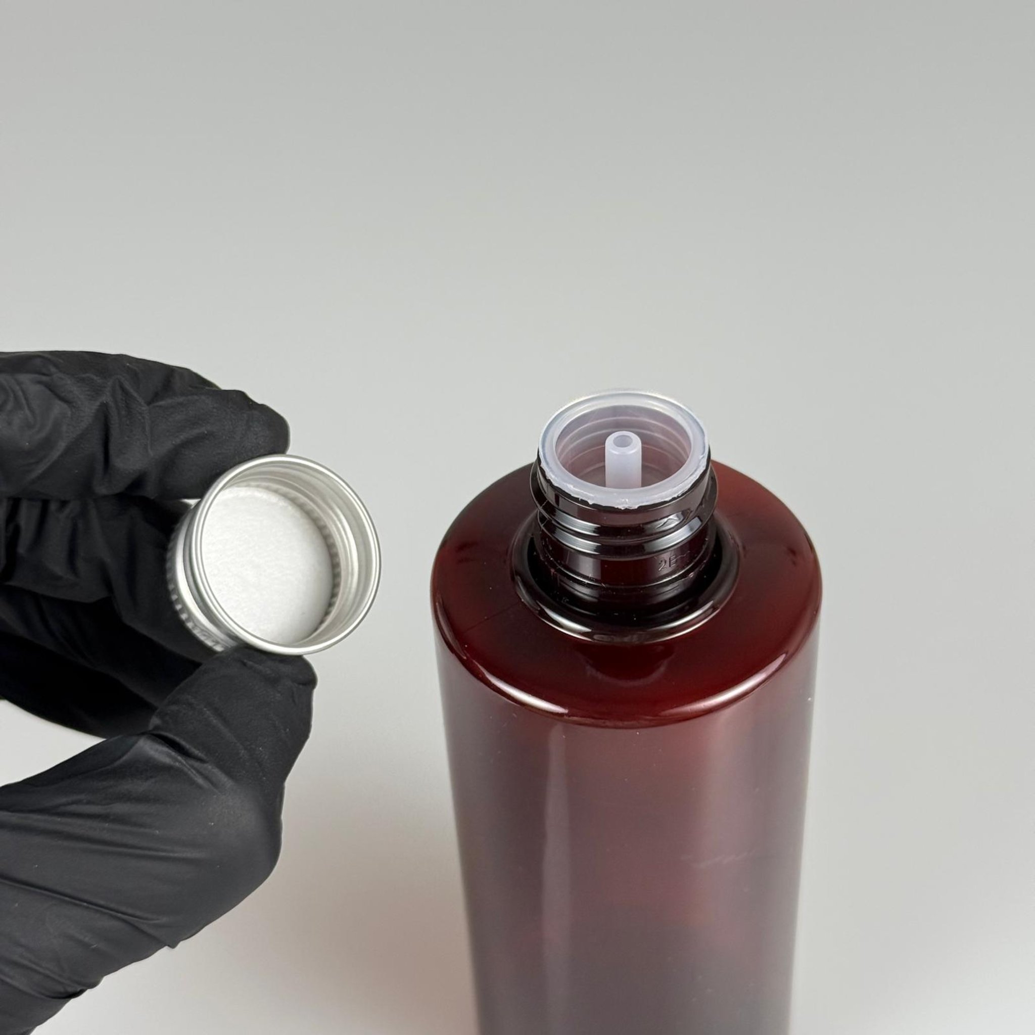 200 CC AMBER SİLİNDİR KESKİN KÜT MODEL SERT PET ŞİŞE (27 GR - 24 AĞIZ ) + KÖPÜK CONTALI GÜMÜŞ METAL ALÜMİNYUM KAPAKLI + KOLONYA TIPALI TAKIM - 200 ML KAPAKLI KAHVERENGİ PET ŞİŞELER
