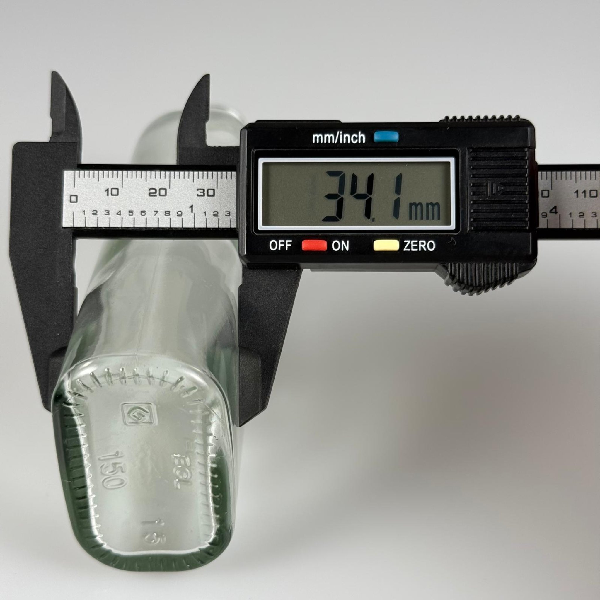 150 CC YASSI CAM ŞİŞE + BEYAZ KİLİTLİ PLASTİK KAPAK + 15 ML ÖLÇEK TAKIM - 150 ML YASSI CAM ŞİŞE