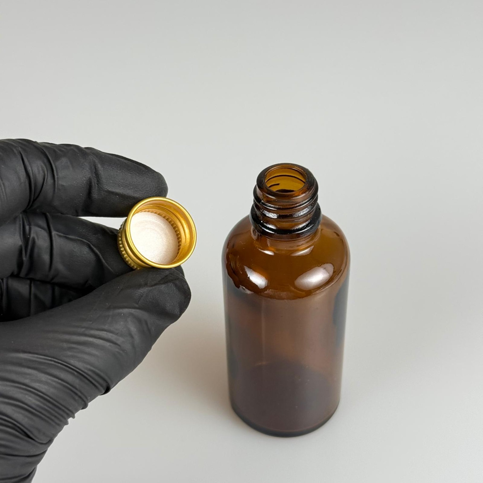 50 CC AMBER CAM ŞİŞE + KÖPÜK CONTALI GOLD ALÜMİNYUM METAL KAPAKLI TAKIM - 50 ML KAHVERENGİ CAM ŞİŞE
